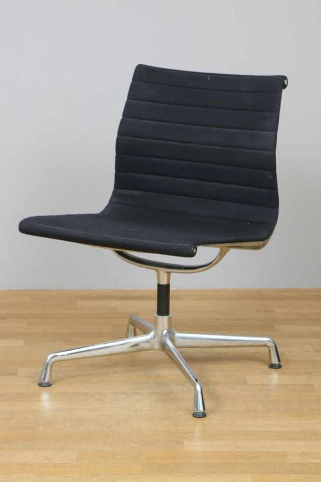 CHARLES EAMES ¨Conference Aluminium Chair¨Ausführung Vitra, um 1980, schwarzer Hopsack-Bezug, v