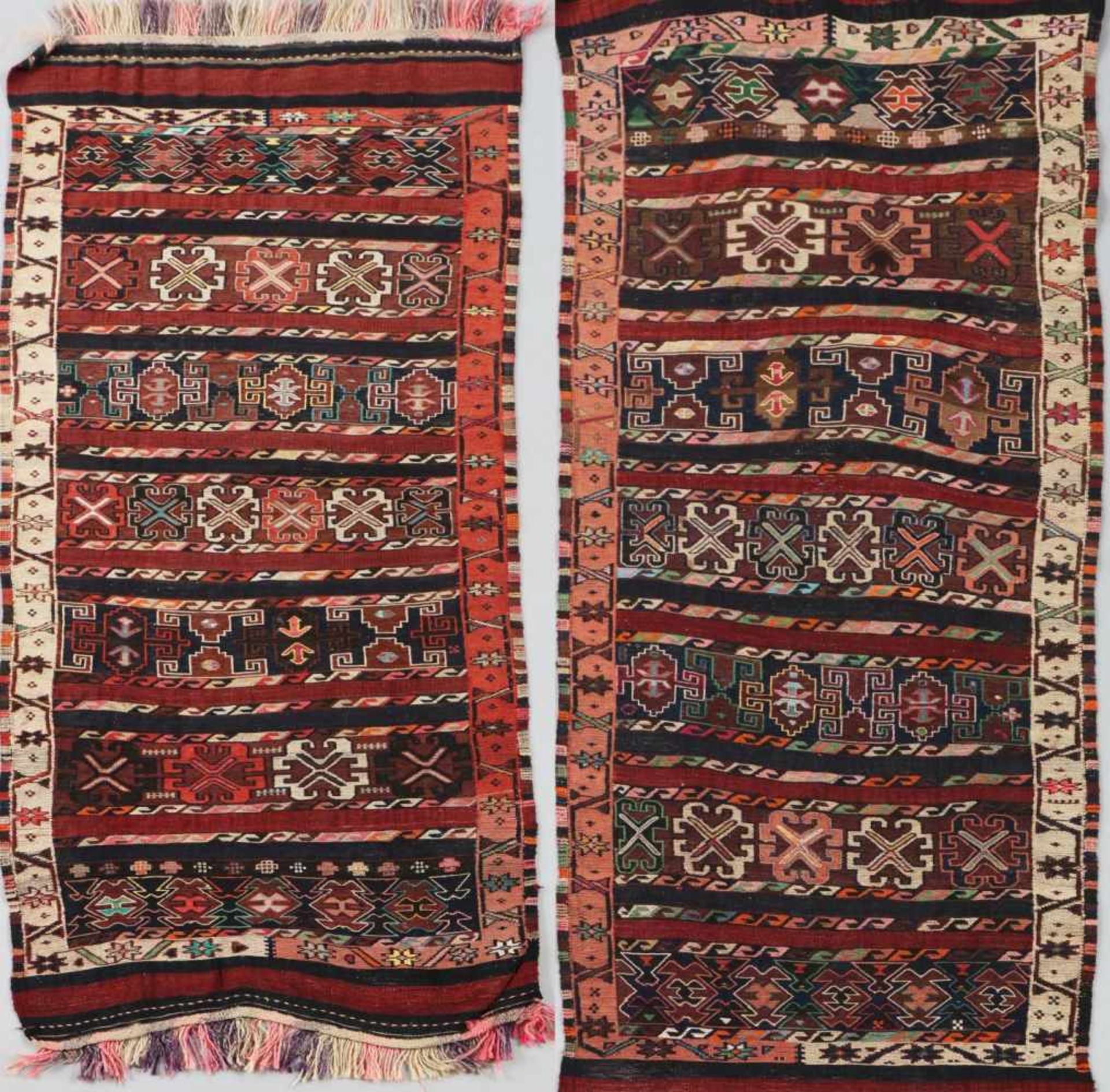 Paar ostanatolische/kurdische Kelimsum 1980, je mit 7 geometrisch dekorierten Dekor-Bahnen, vie