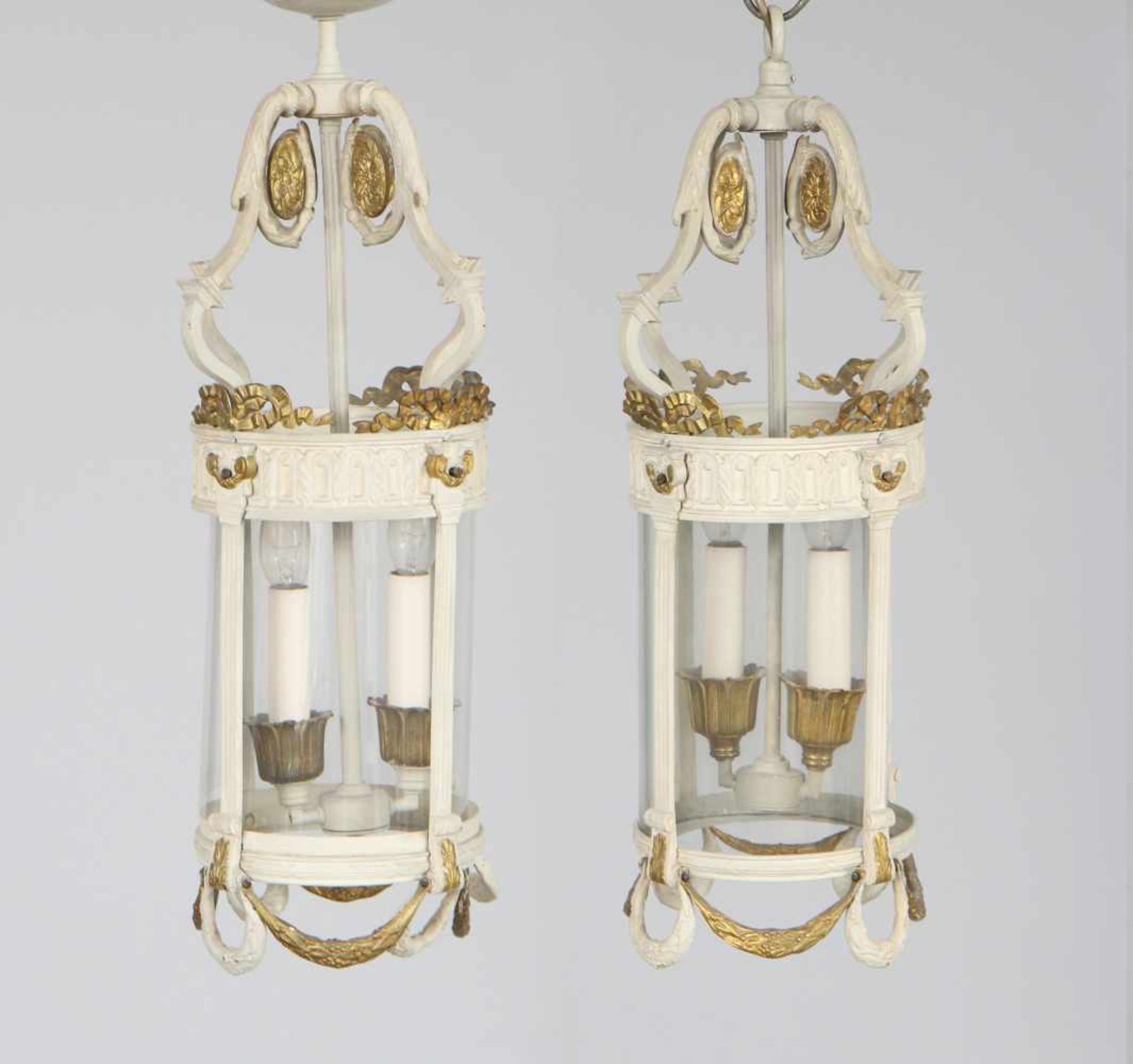 Paar Laternen im Stile des Empirehell gefasstes und goldstaffiertes Metall, zylindrischer Korpu