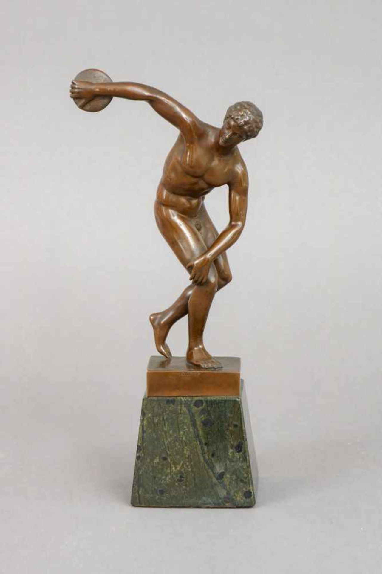 Figürliche Bronze ¨Diskuswerfer¨ im Stile der Antikebraun patinierter Guss, um 1900, am Stand g