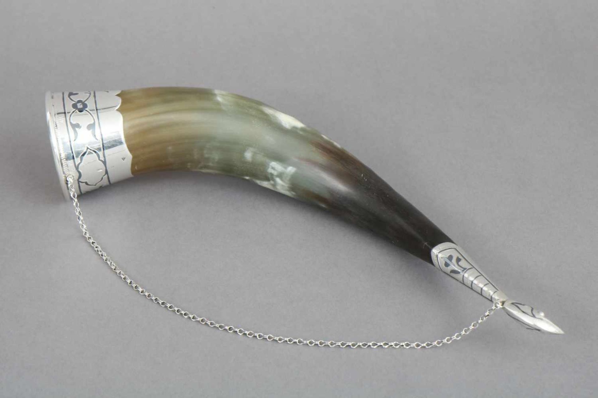 Trinkhorn mit SilbermonturNaturhorn mit breitem Silberrand und Tragekette, Montur mit Rankenzie - Bild 2 aus 2
