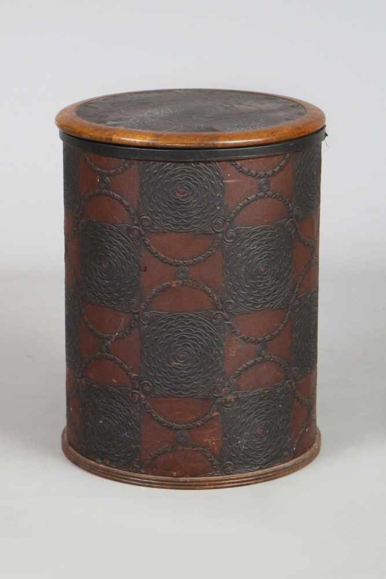 Hocker/ Wäsche-Pouf, wohl GEORG HULBE, Hamburgum 1900, zylindrischer Korpus, Mahagoni, mit aufg