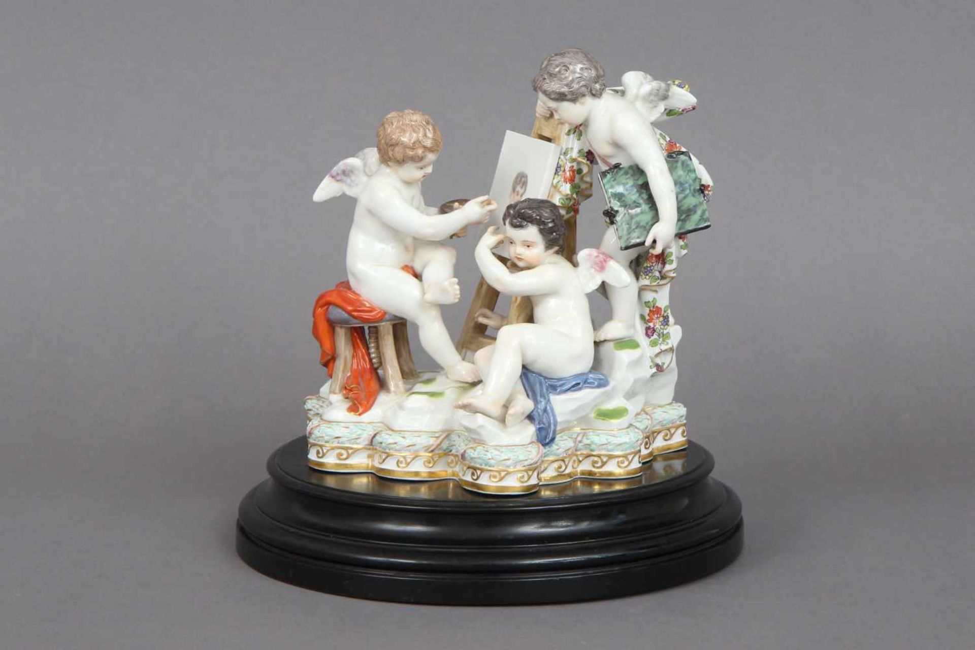 MEISSEN Porzellanfigur ¨3 Putten bei Porträtmaler¨Entwurf wohl MICHEL ACIER, farbig bemalt und