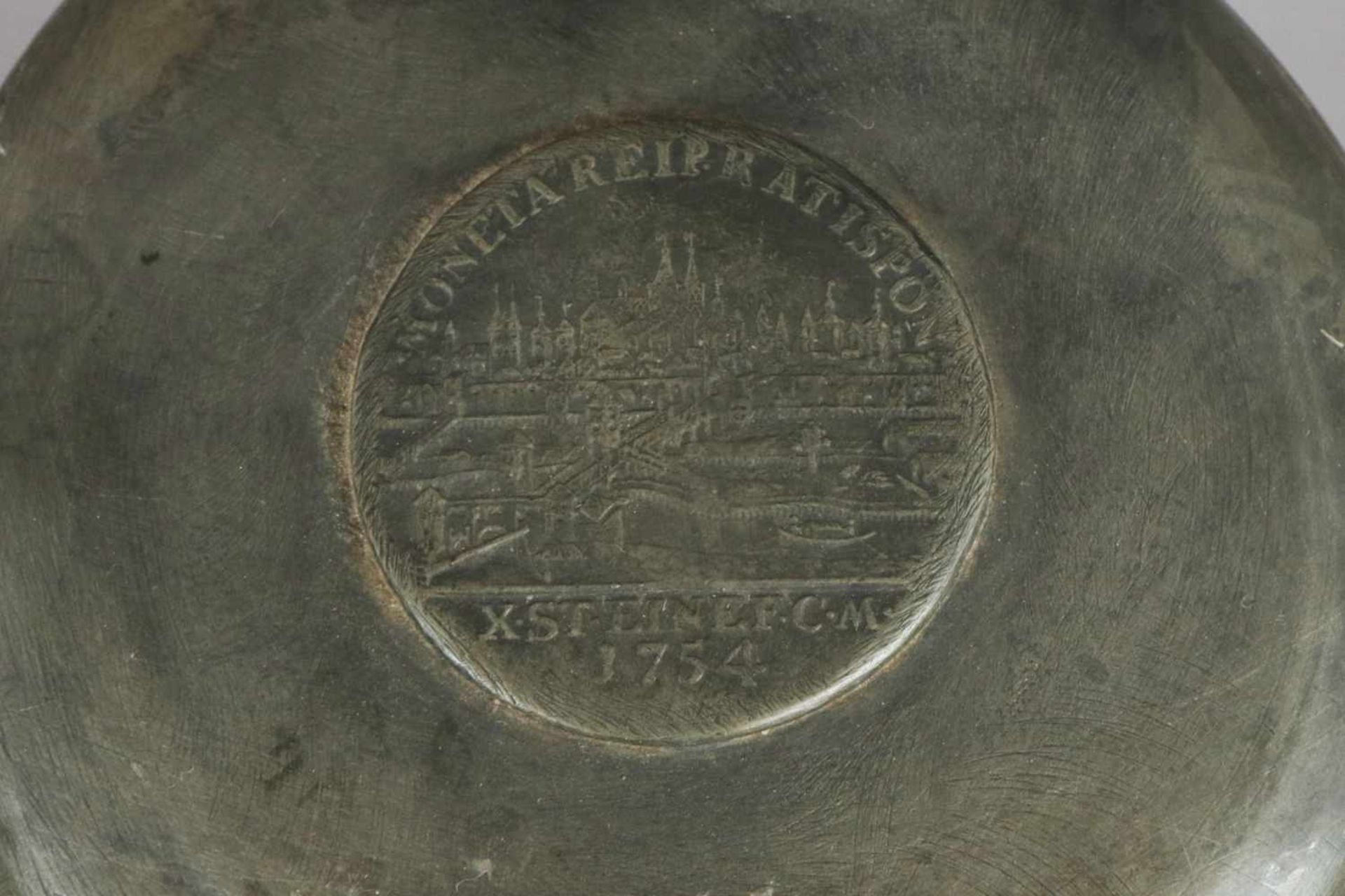 Zinnhumpen des 18. Jahrhundertszylindrischer Korpus auf profiliertem Rundstand, Ohrengriff, Sch - Bild 3 aus 3