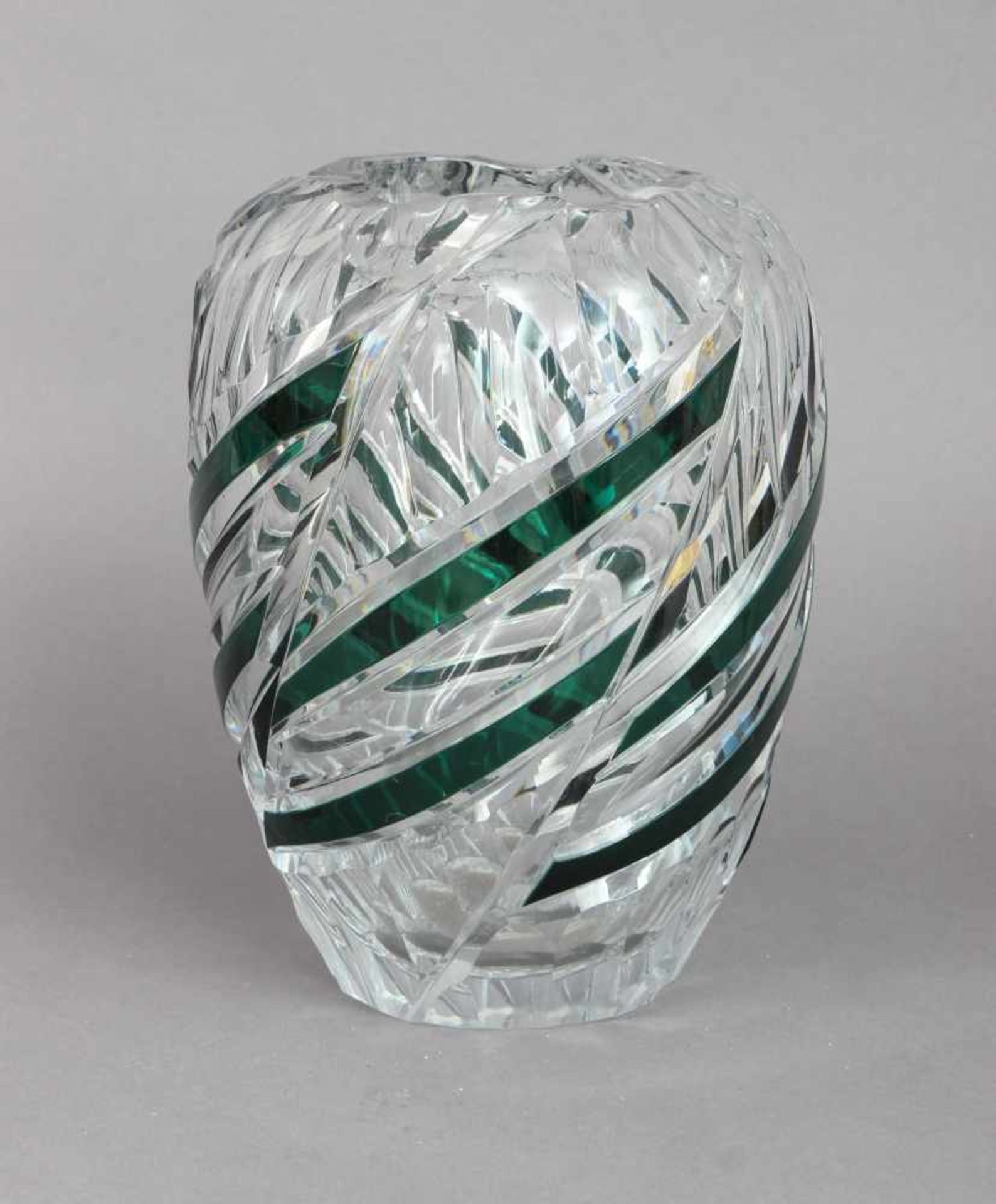 Kristallvasegrün überfangenes Glas, ovoider Korpus mit Kerb- und Flächenschliff, H ca. 26cm