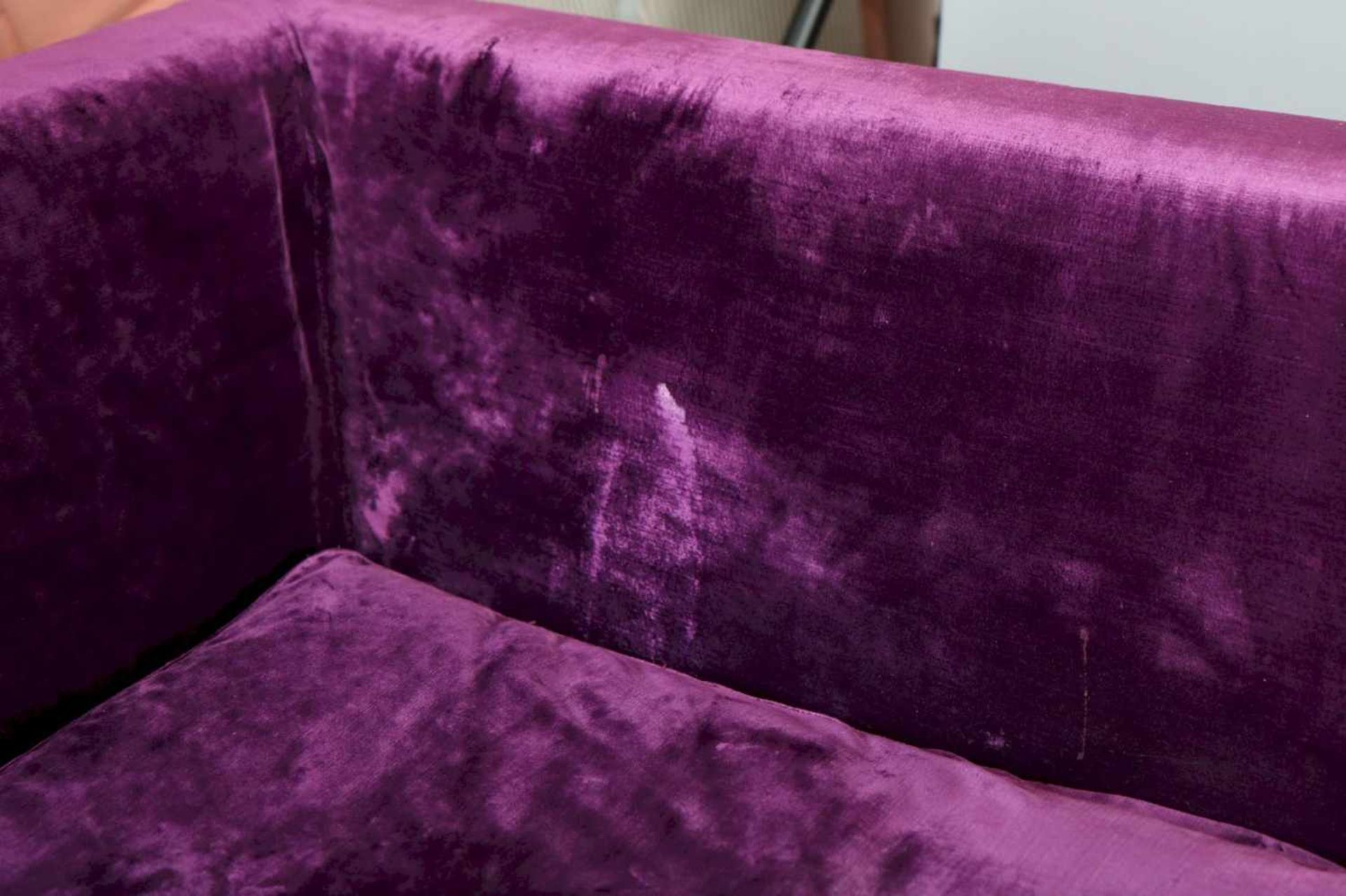 LIVING DIVANI, Italia, L-förmiges Sofa mit violettem Samtbezugeckiger Rahmen, lose Sitz- und Rü - Bild 4 aus 4