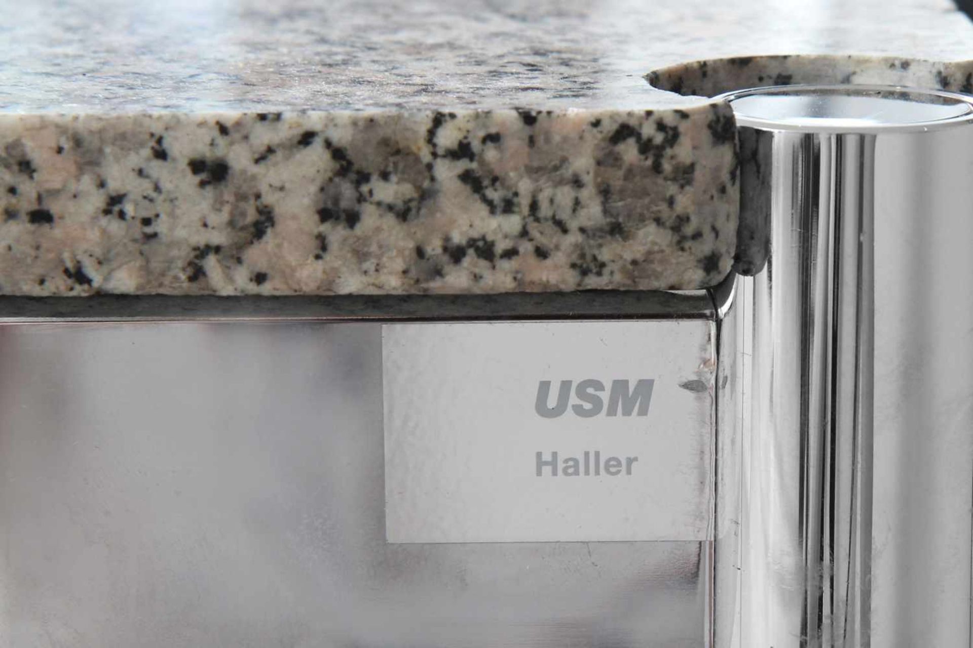 USM HALLER (Konferenz-)Tischeckige, schwarz-weiß gesprenkelte Granitplatte auf verchromten, 4-b - Bild 2 aus 2