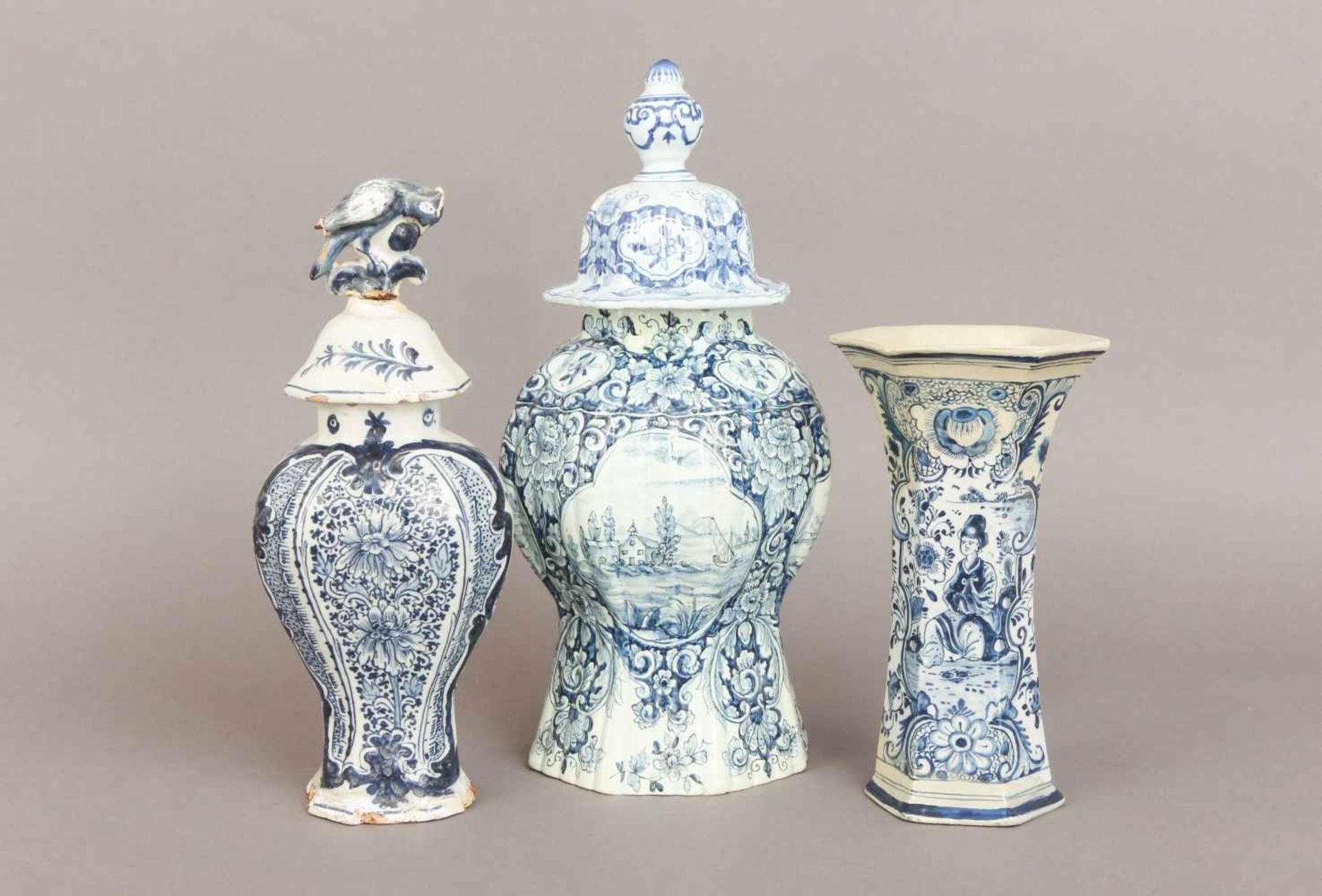 3 frühe Delft Fayence-Gefäße des 18./19. Jahrhundertsbestehend aus Deckelvase, 6-Kant-Vase und