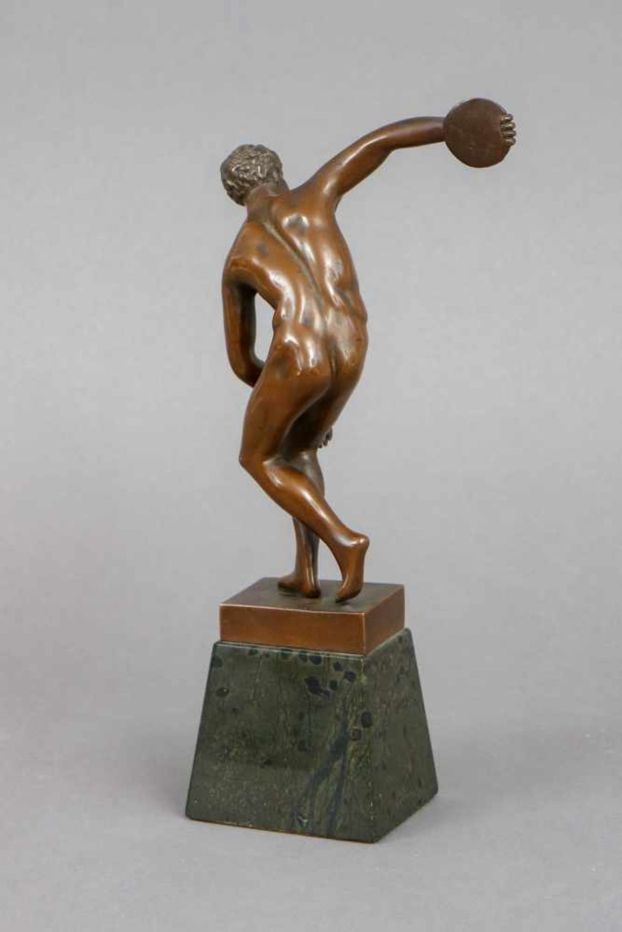 Figürliche Bronze ¨Diskuswerfer¨ im Stile der Antikebraun patinierter Guss, um 1900, am Stand g - Bild 2 aus 3