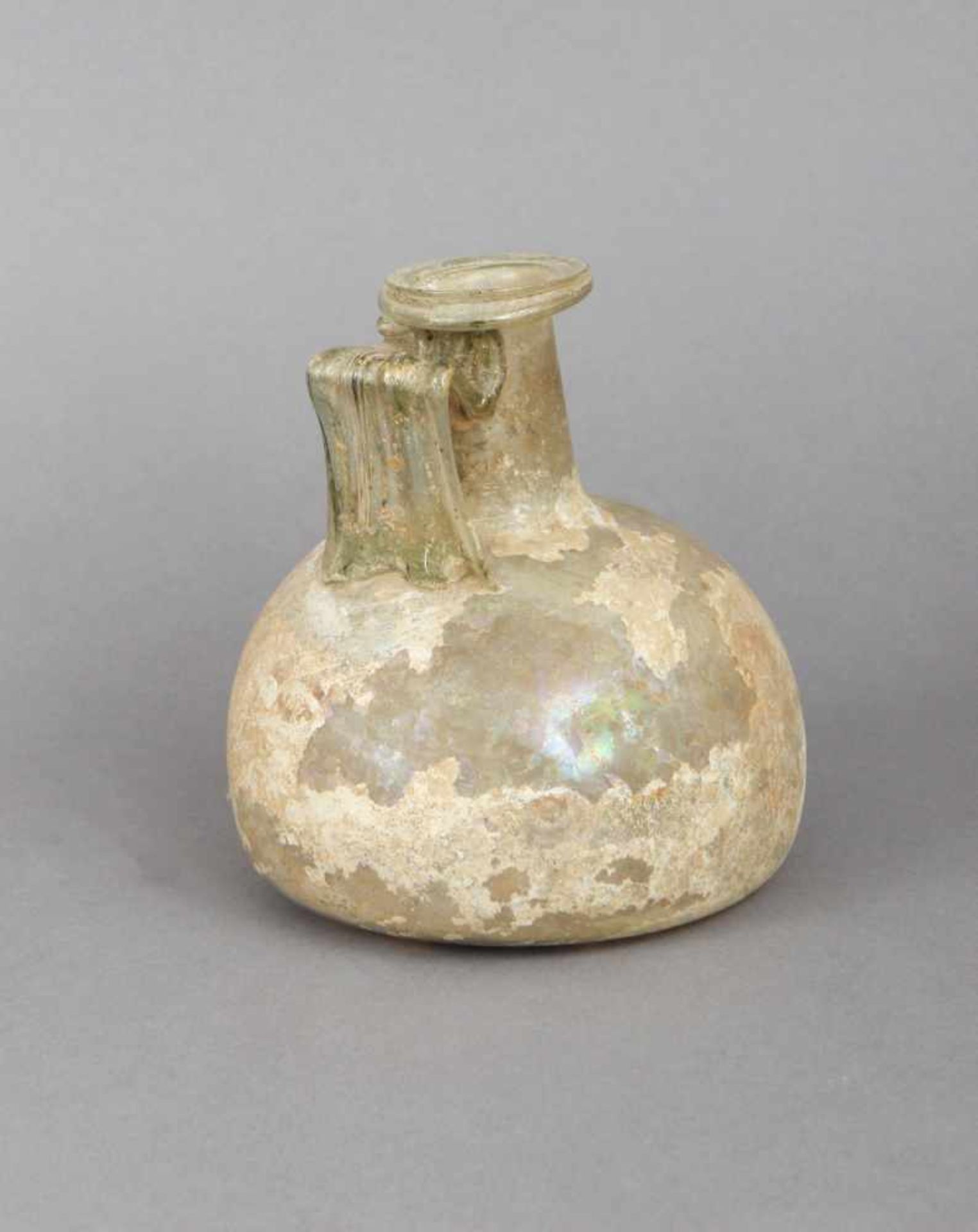 Antike römische Glasflaschewohl 200 n. Chr., kugelförmiges Gefäß mit zylindrischem Hals und sei - Bild 2 aus 2