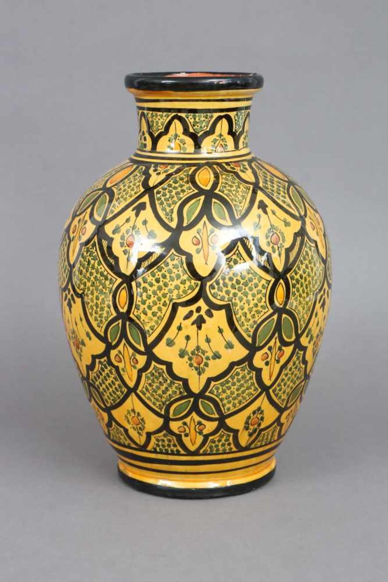 Fayence Vase ¨Poterie Dar¨ovoide Form, gelbe Glasur mit Floralnetz und Arabesken, am Bode signi