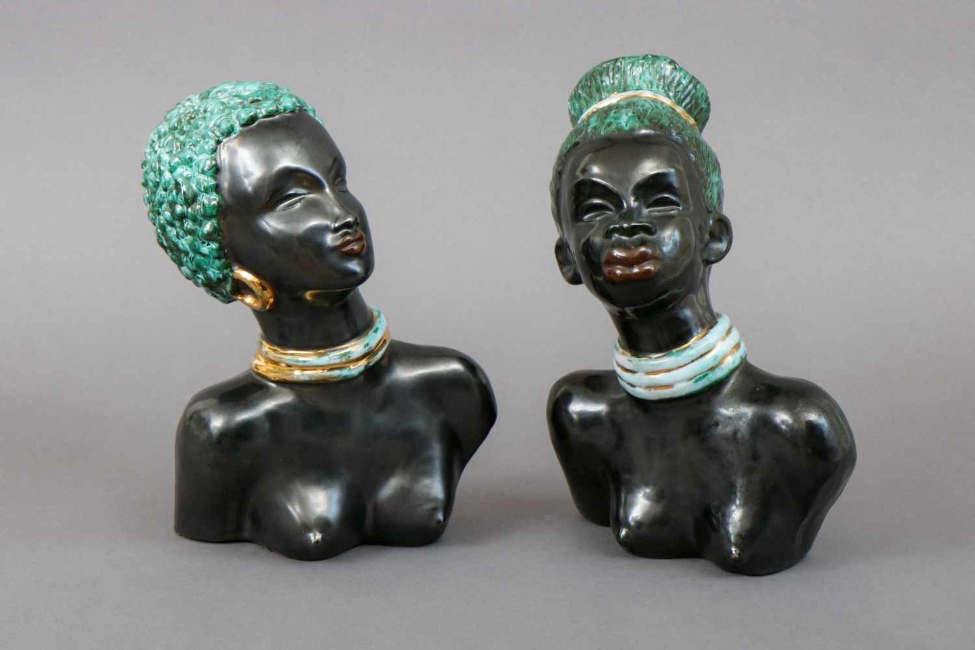 Paar Mid-Century Keramikbüsten ¨Afrikanerinnen mit Hals- und Kopfschmuck¨dunkel glasiert und fa