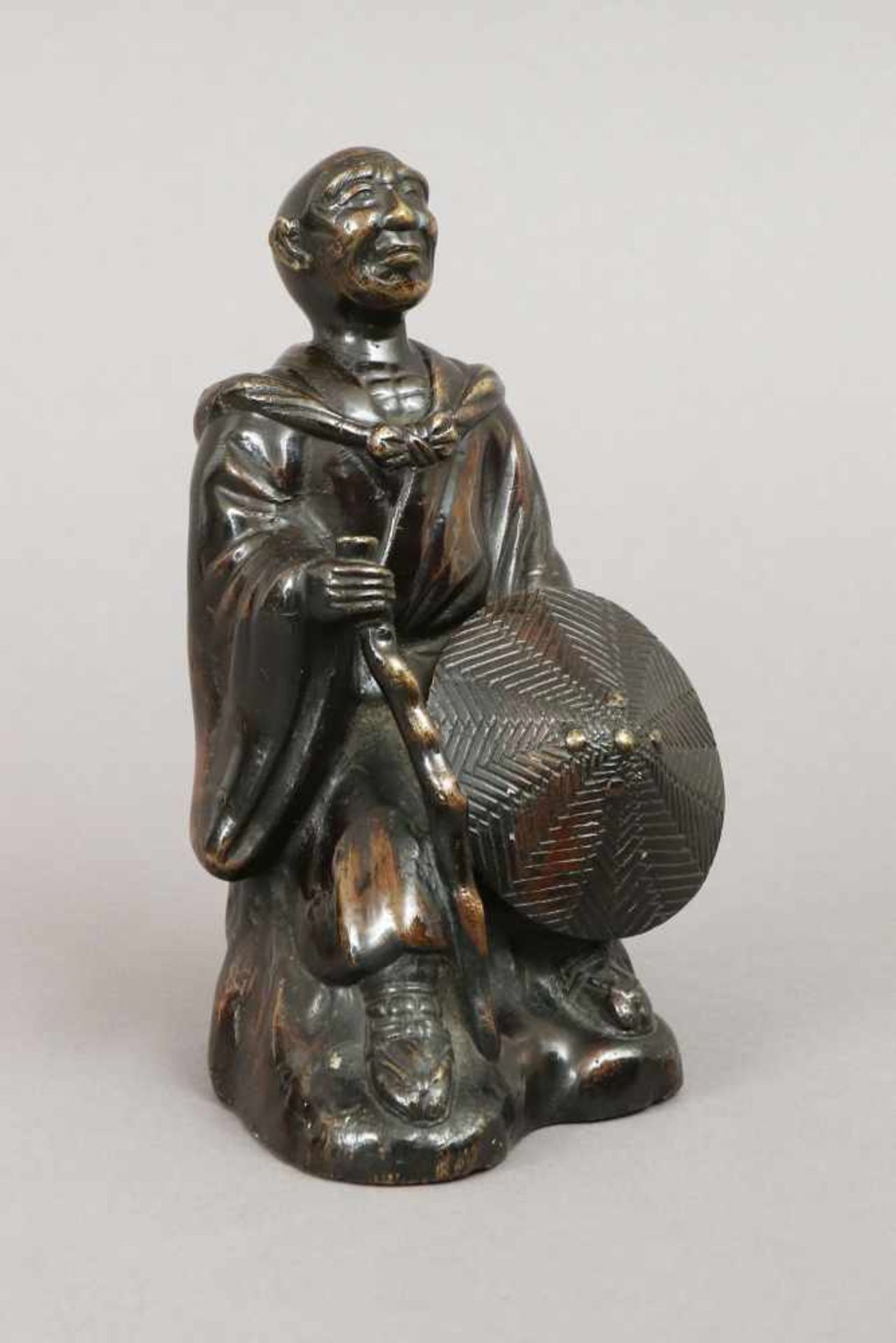 Chinesische Bronzefigur ¨Lohan¨Guss des späten 20. Jhdts., sitzende Darstellung mit Wanderstab - Bild 2 aus 3