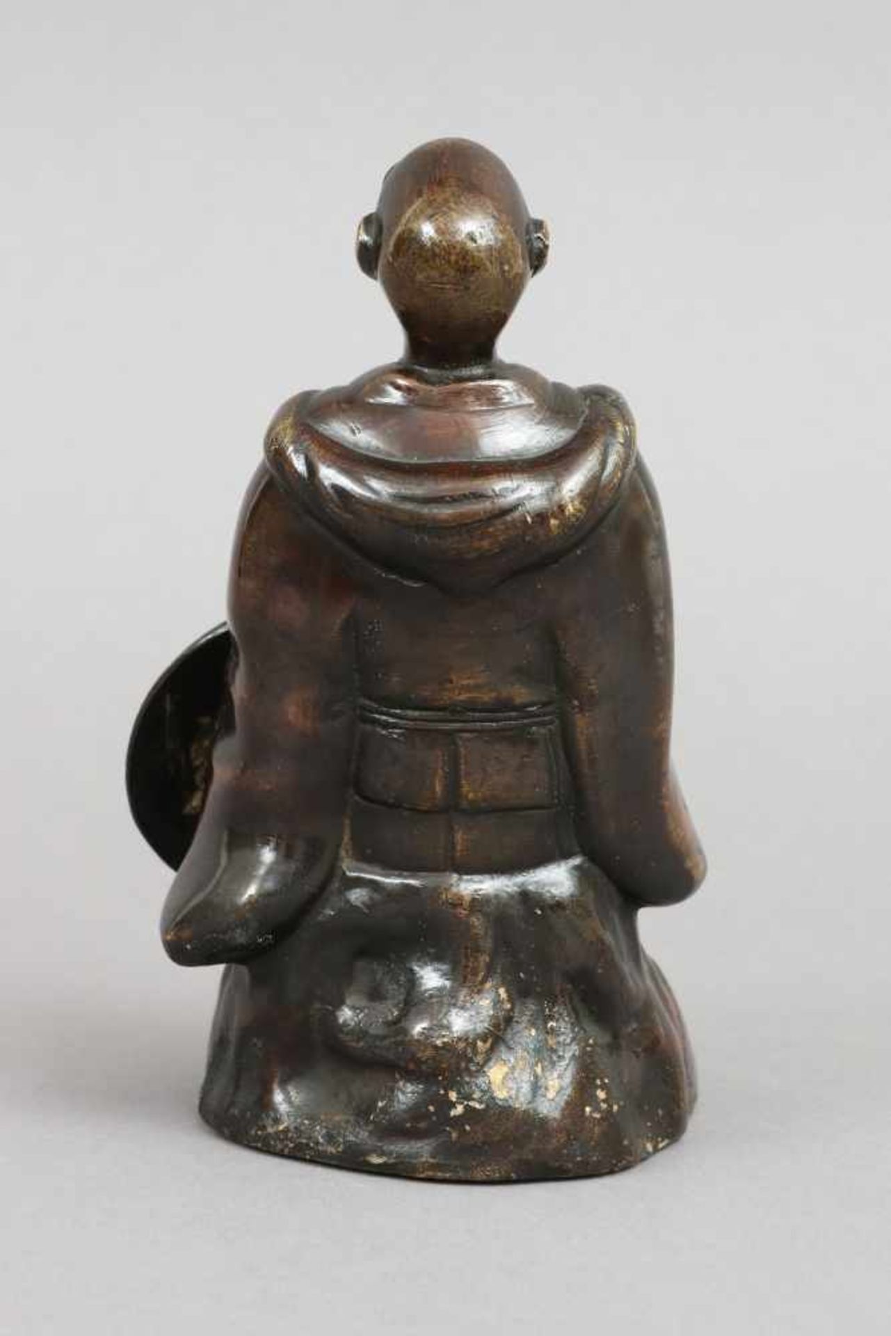 Chinesische Bronzefigur ¨Lohan¨Guss des späten 20. Jhdts., sitzende Darstellung mit Wanderstab - Bild 3 aus 3