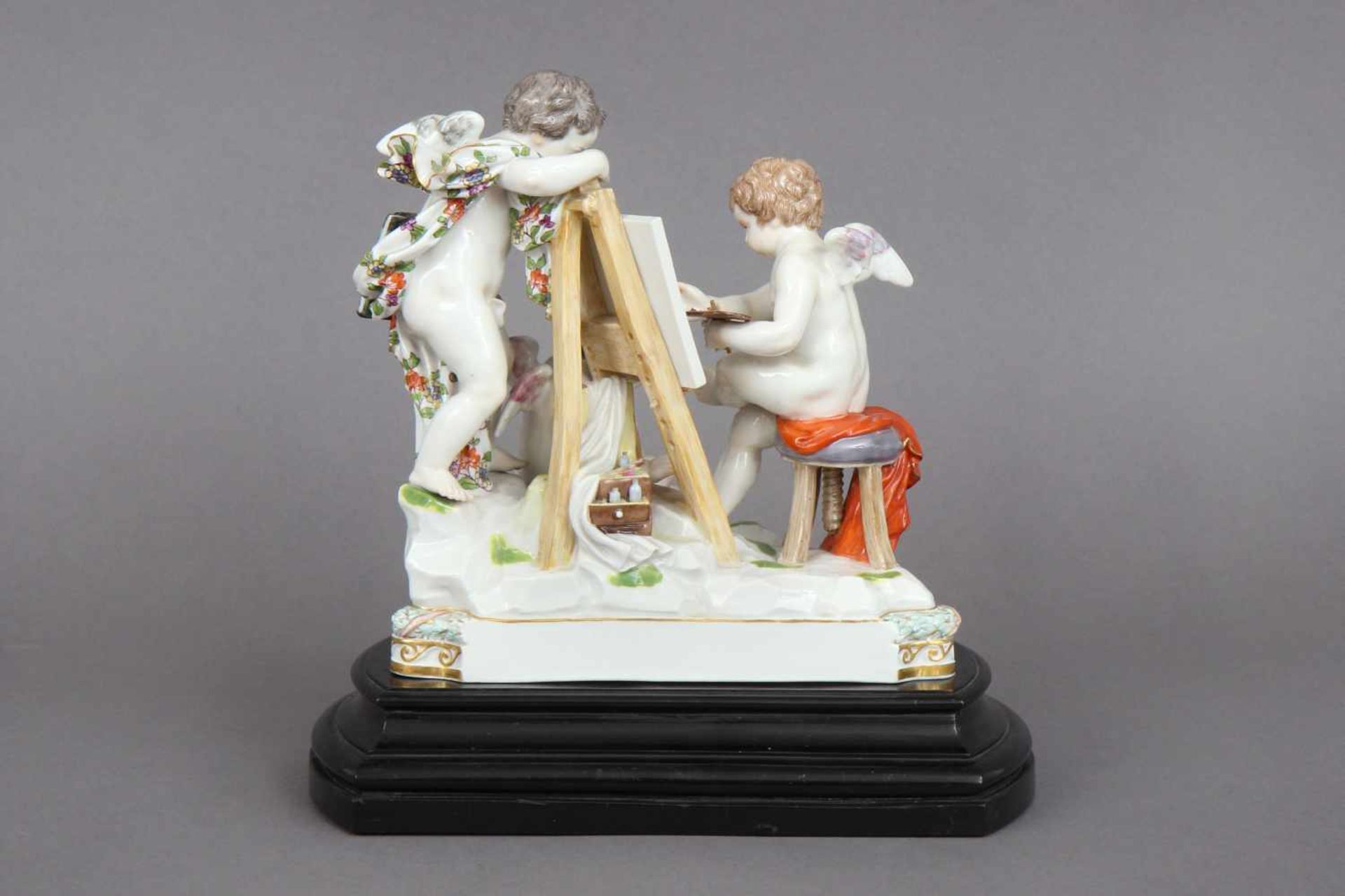 MEISSEN Porzellanfigur ¨3 Putten bei Porträtmaler¨Entwurf wohl MICHEL ACIER, farbig bemalt und - Bild 2 aus 5