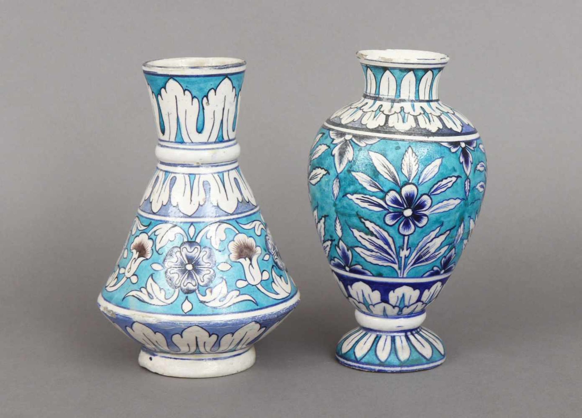 Paar orientalisch-osmanische Vasen wohl 18./19. Jahrhundert, in der Art der Iznik-Keramik des 1
