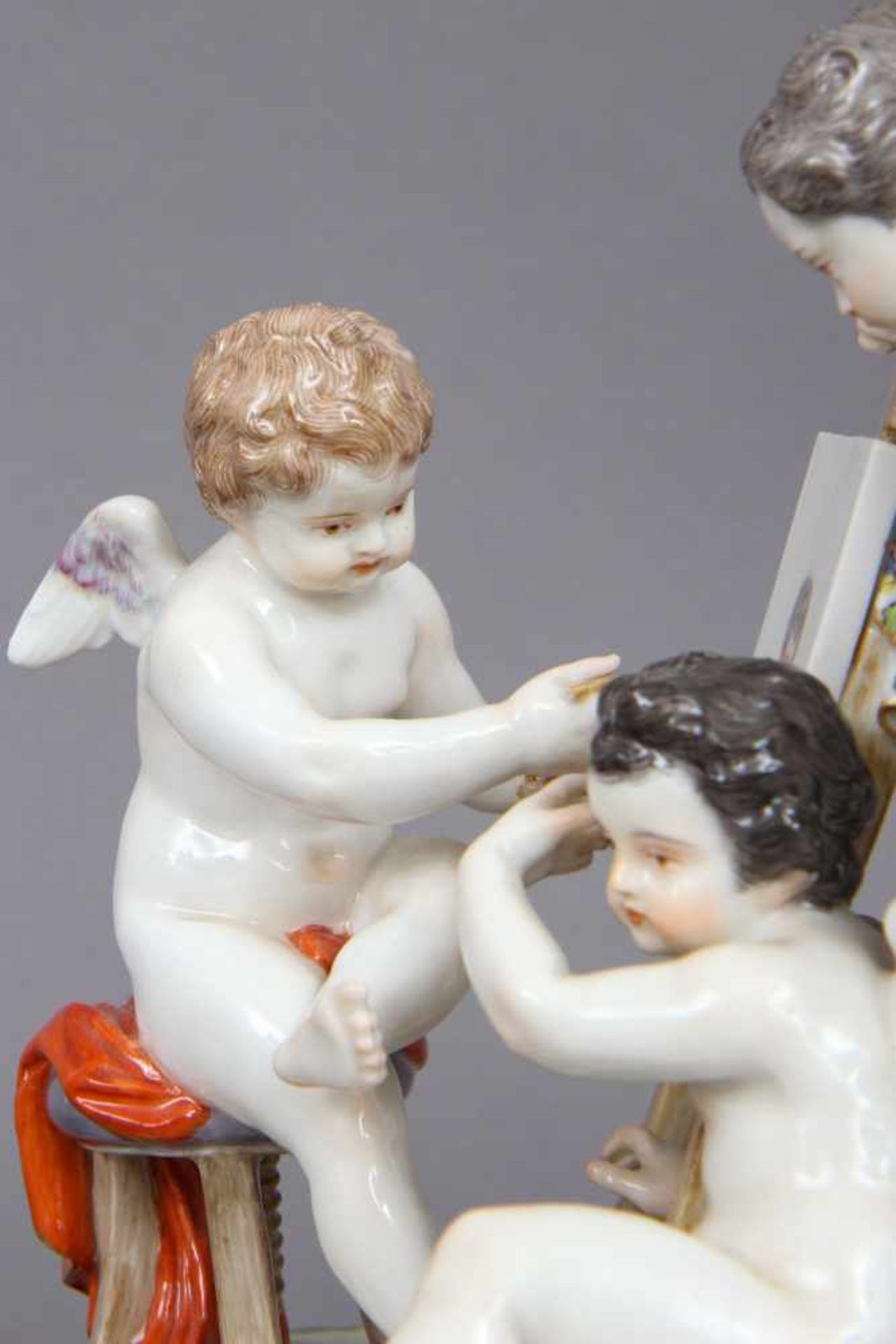 MEISSEN Porzellanfigur ¨3 Putten bei Porträtmaler¨Entwurf wohl MICHEL ACIER, farbig bemalt und - Bild 4 aus 5