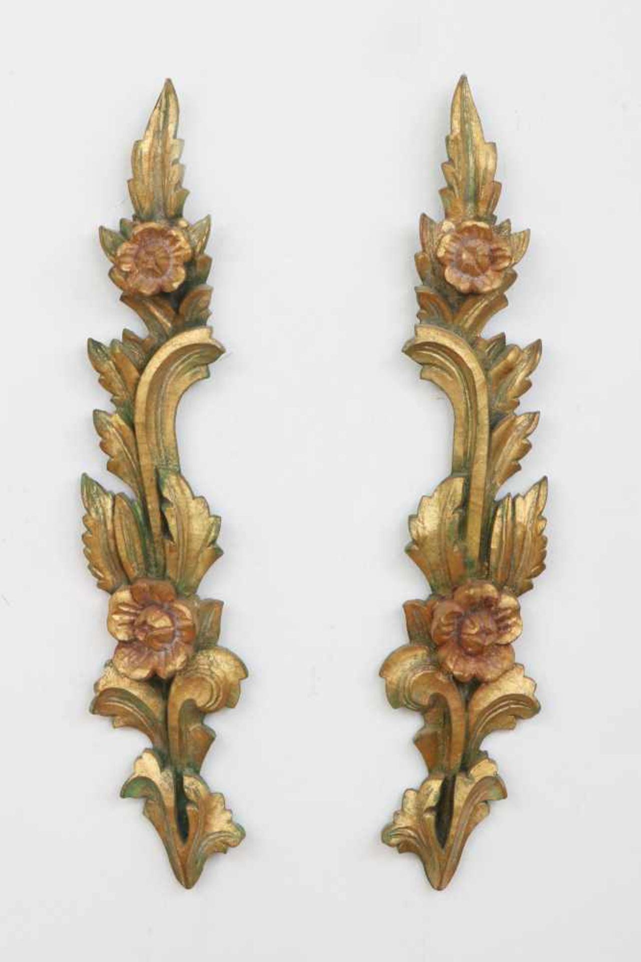 Paar Holzappliken/Supraportenvergoldet und grün gefasst, Blätter- und Blütenschnitzerei, verso