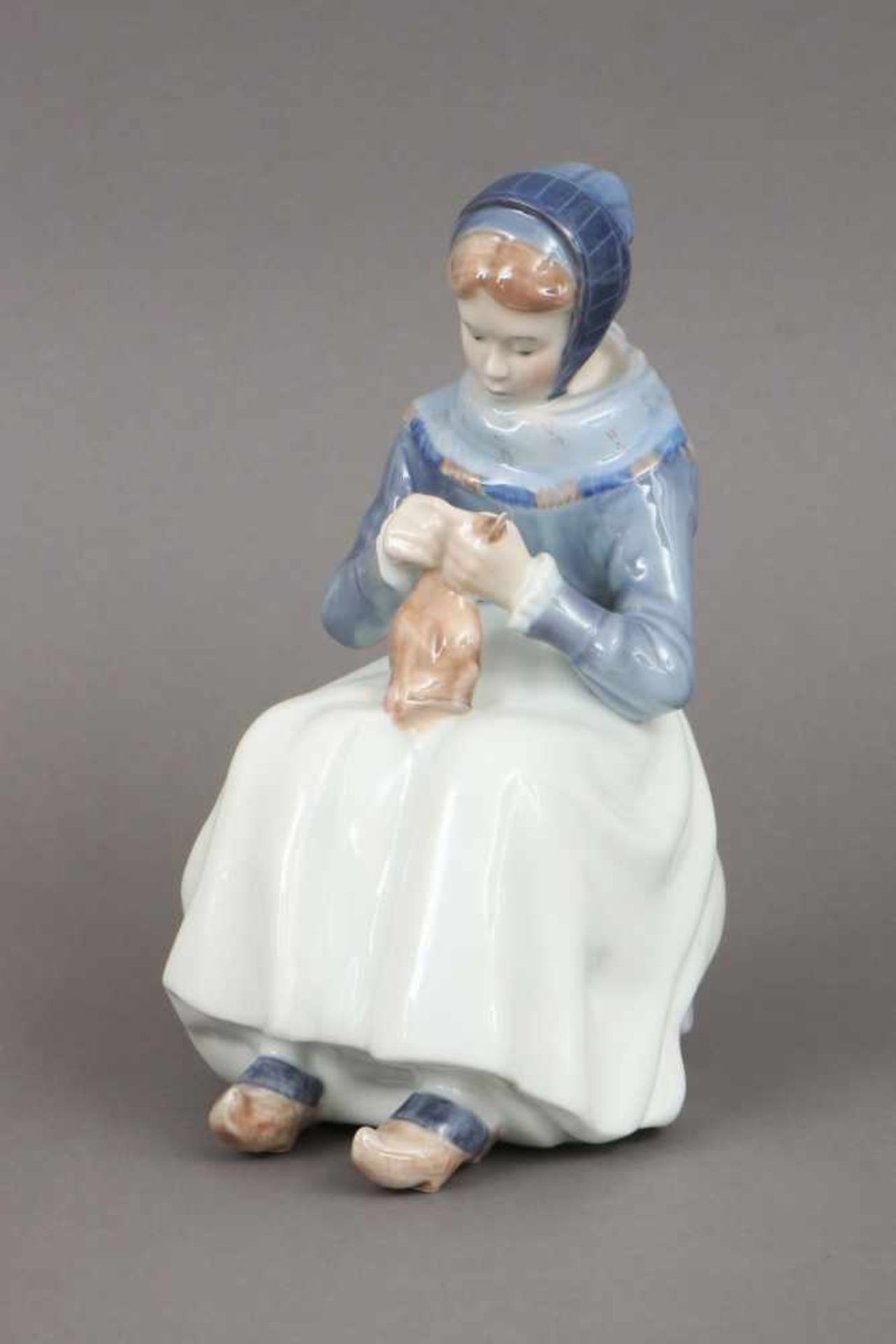 ROYAL COPENHAGEN Porzellanfigur ¨Amager Mädchen¨ (Modell 1317)Entwurf LOTTE BENTER aus dem Jahr - Bild 2 aus 4