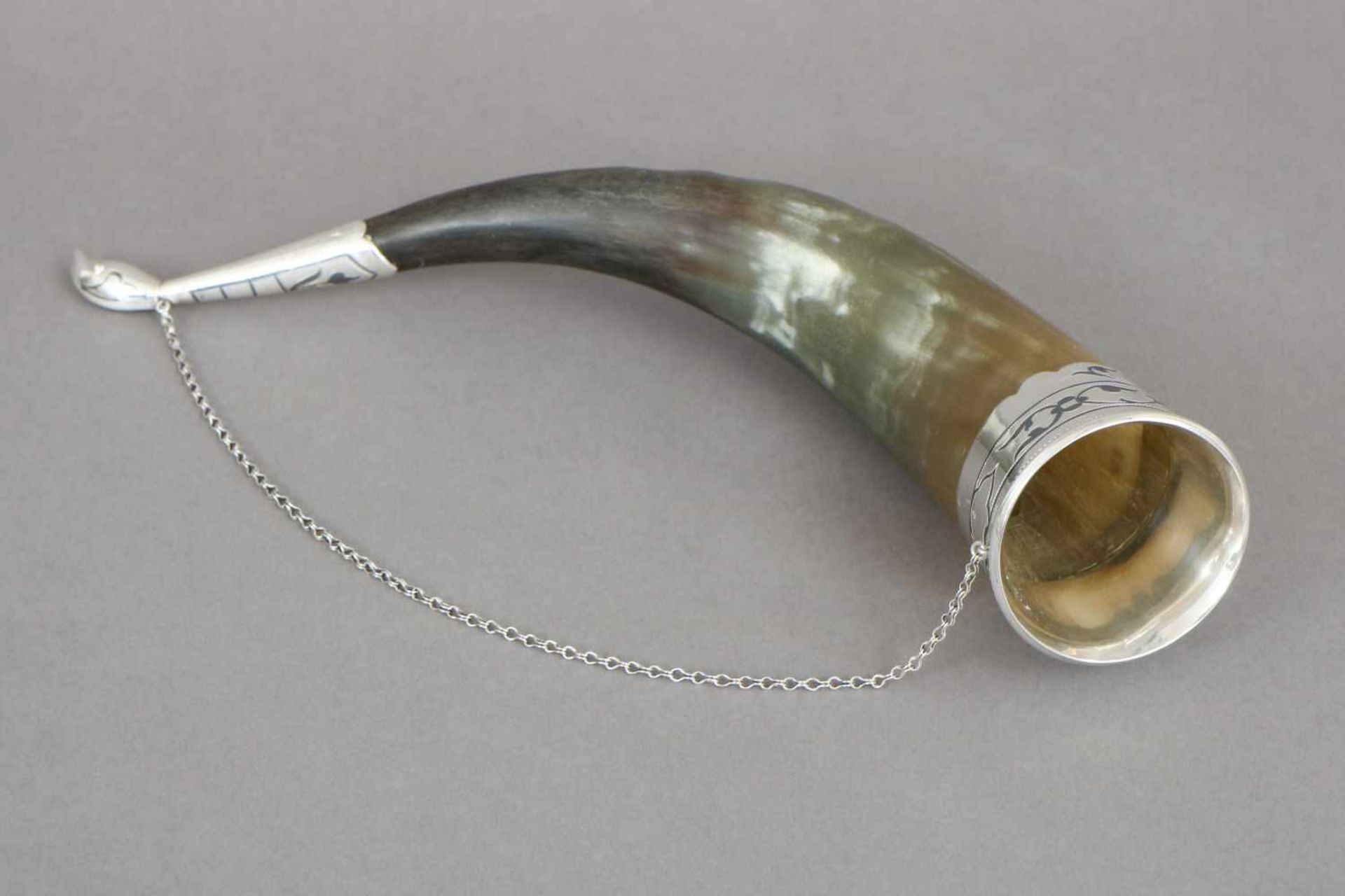 Trinkhorn mit SilbermonturNaturhorn mit breitem Silberrand und Tragekette, Montur mit Rankenzie