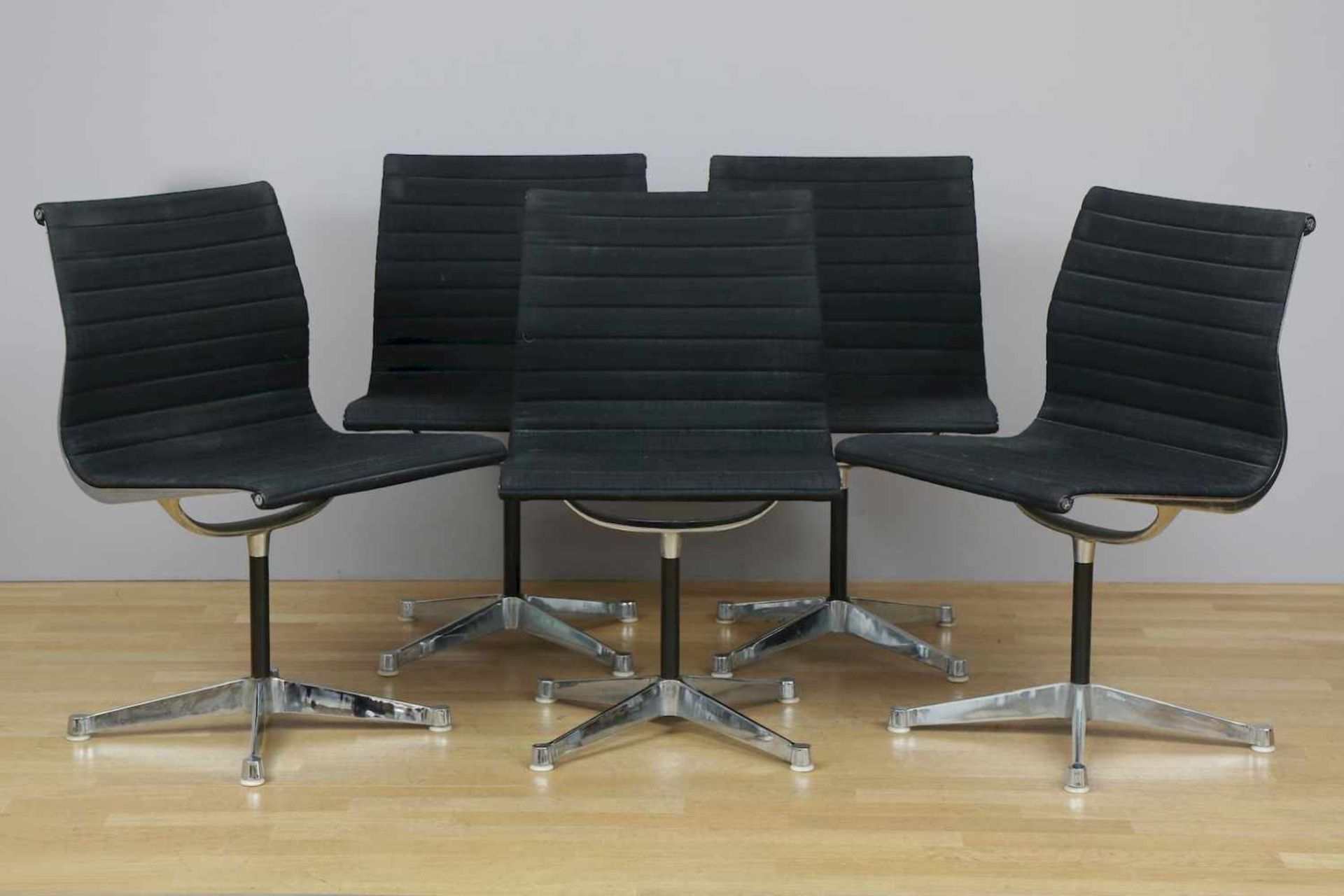 6 CHARLES EAMES ¨Conference Aluminium Chairs¨ (EA 107)Ausführung HERMAN MILLER und VITRA, um 19