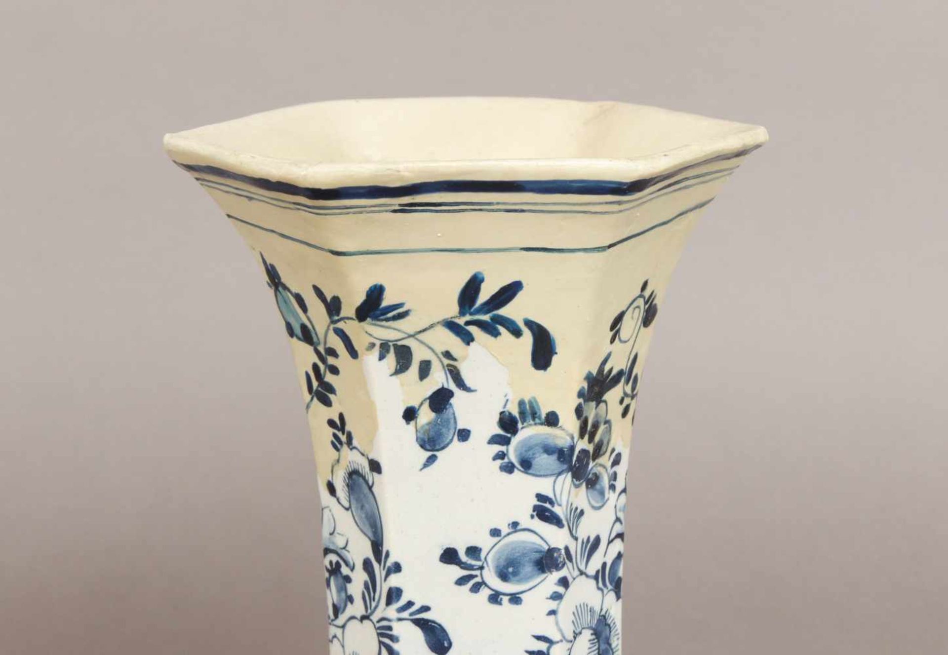 3 frühe Delft Fayence-Gefäße des 18./19. Jahrhundertsbestehend aus Deckelvase, 6-Kant-Vase und - Bild 4 aus 5