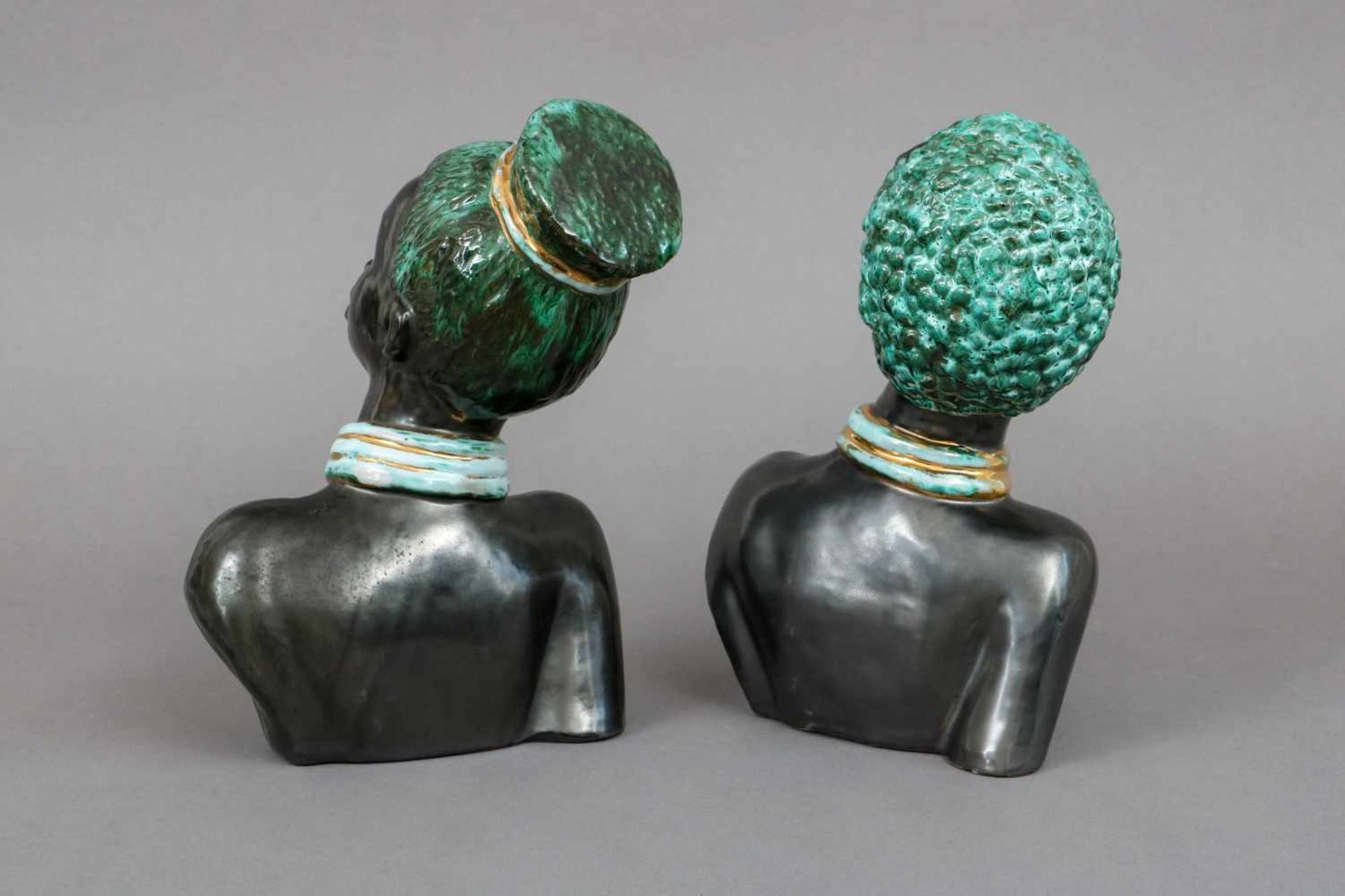 Paar Mid-Century Keramikbüsten ¨Afrikanerinnen mit Hals- und Kopfschmuck¨dunkel glasiert und fa - Bild 2 aus 3