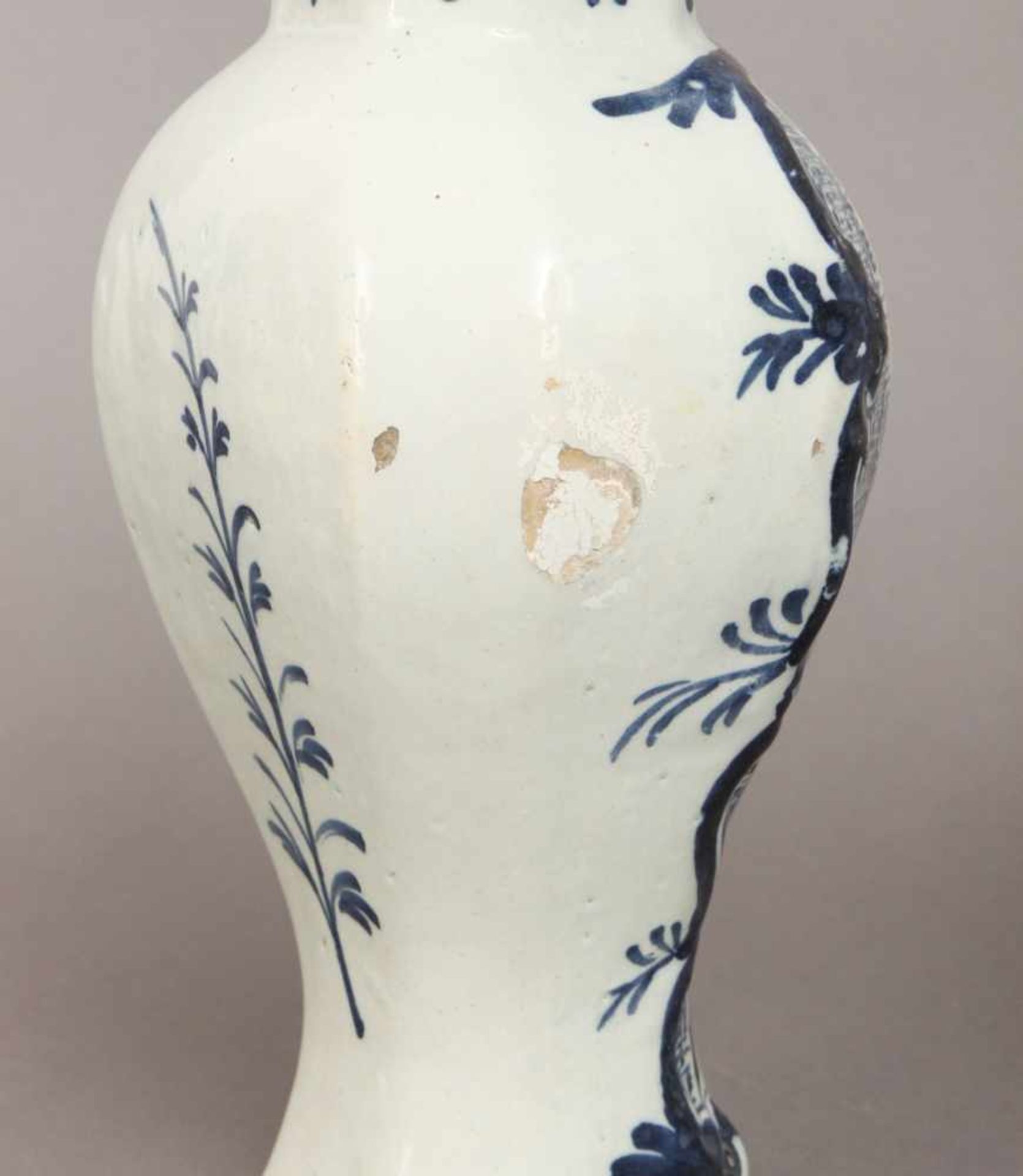 3 frühe Delft Fayence-Gefäße des 18./19. Jahrhundertsbestehend aus Deckelvase, 6-Kant-Vase und - Bild 5 aus 5