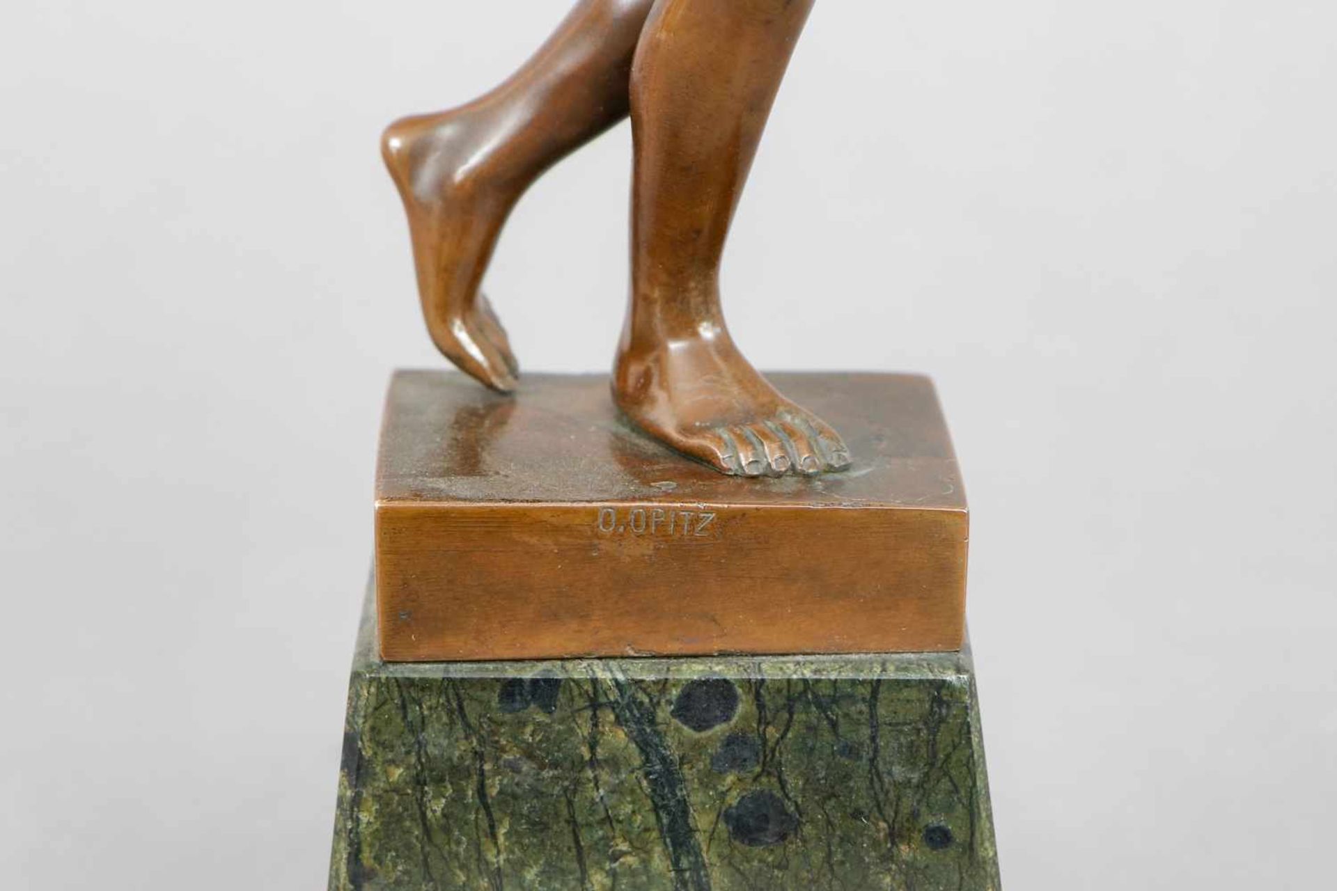Figürliche Bronze ¨Diskuswerfer¨ im Stile der Antikebraun patinierter Guss, um 1900, am Stand g - Bild 3 aus 3