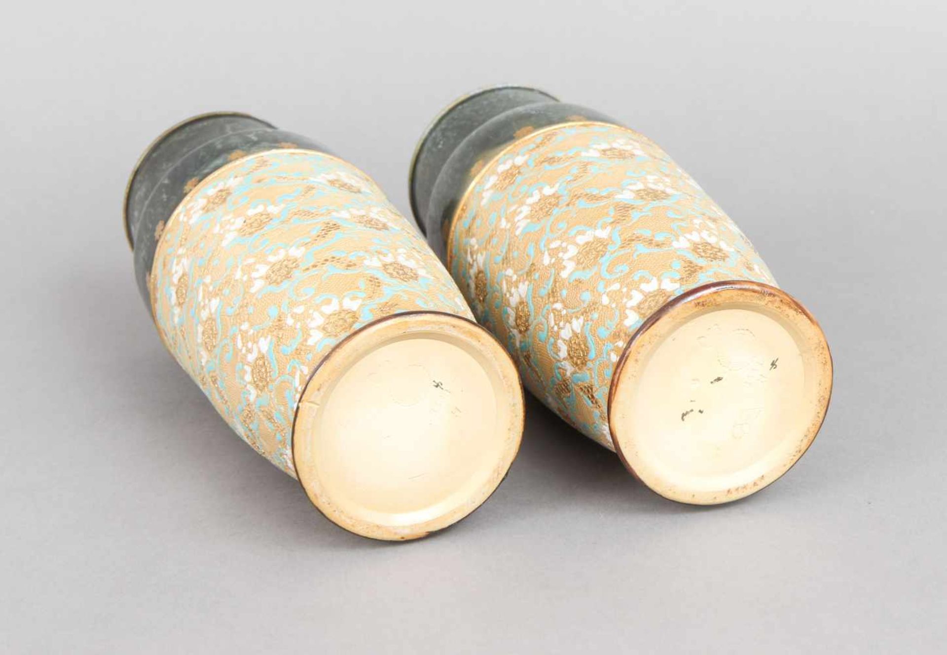Paar Royal Doulton KeramikvasenEngland um 1900, zylindrische Gefäße, im Halsbereich schwarz-grü - Bild 2 aus 3