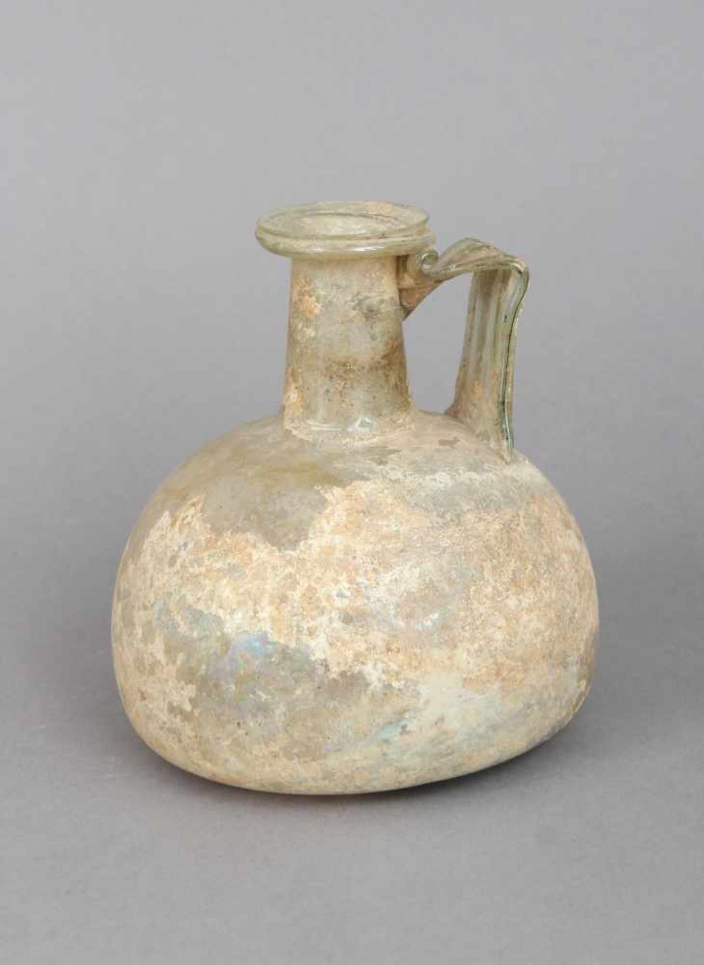 Antike römische Glasflaschewohl 200 n. Chr., kugelförmiges Gefäß mit zylindrischem Hals und sei