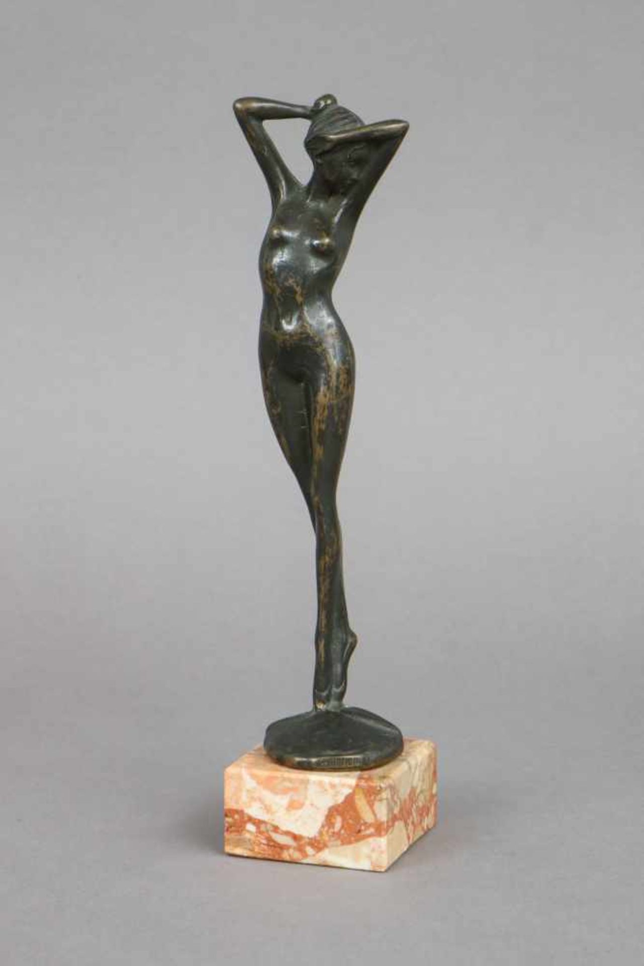 GUIDO MARIANI (1950) Bronzefigur ¨Stehender weiblicher Akt¨ im Stile des 1920er Jahredunkel pat