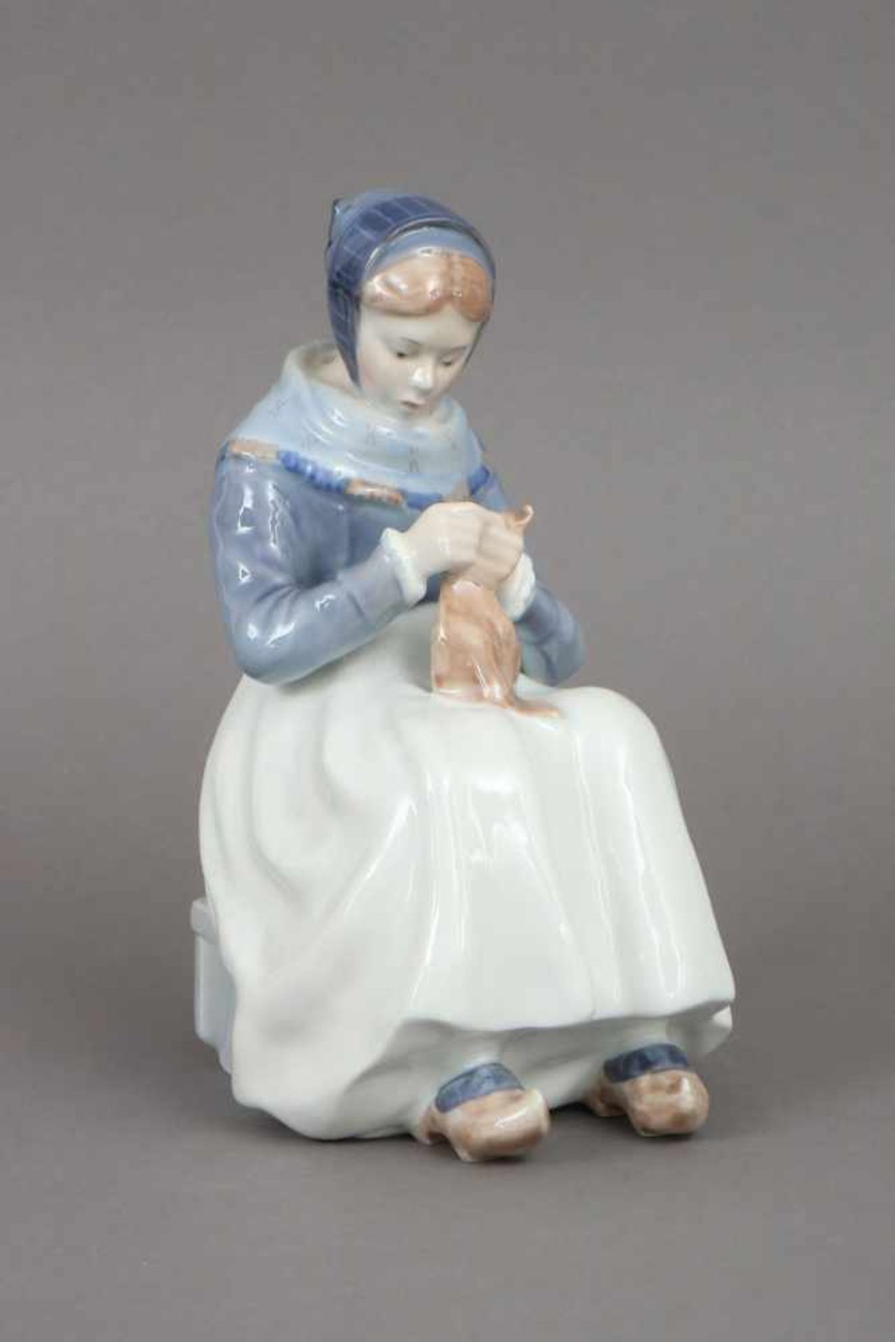 ROYAL COPENHAGEN Porzellanfigur ¨Amager Mädchen¨ (Modell 1317)Entwurf LOTTE BENTER aus dem Jahr