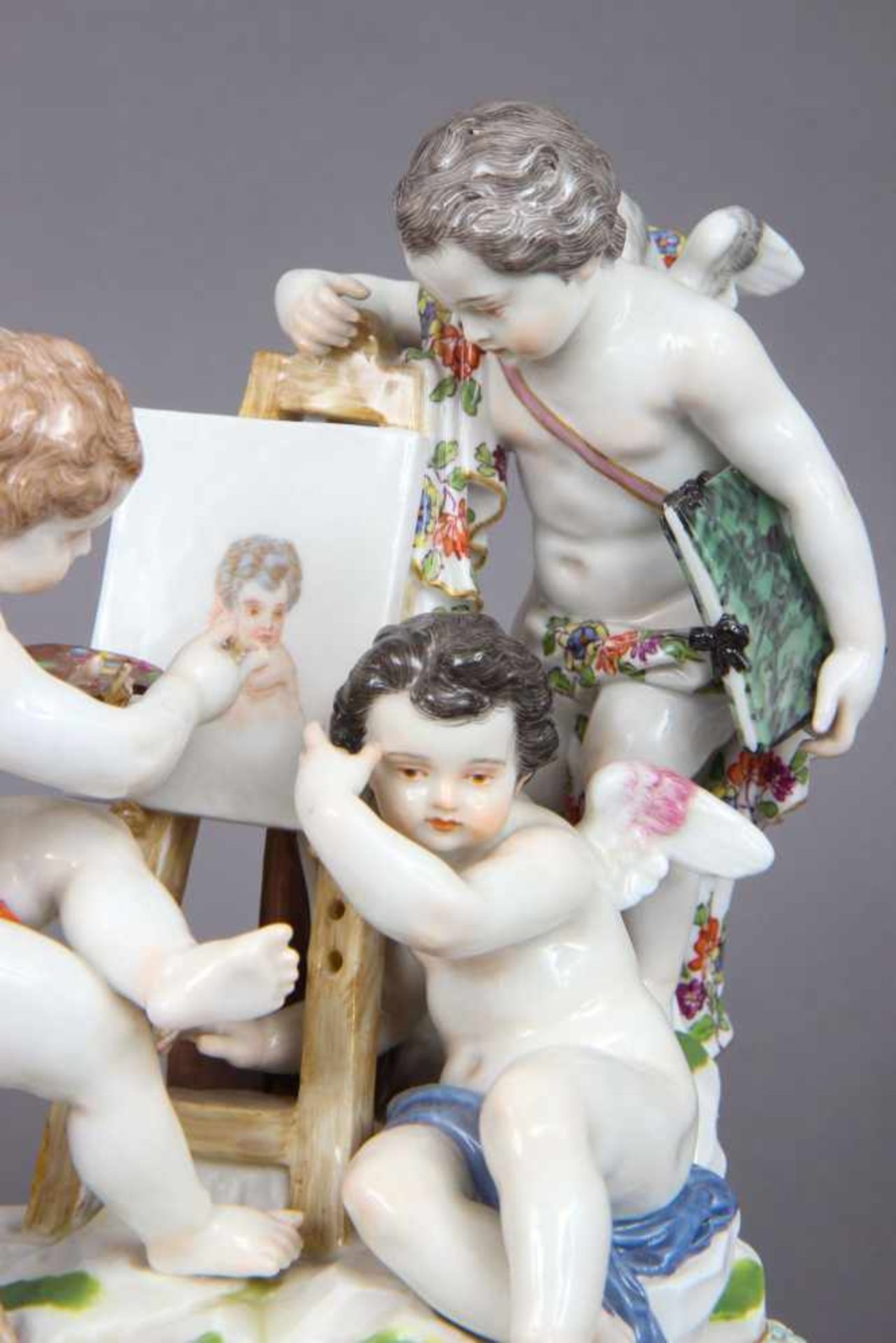 MEISSEN Porzellanfigur ¨3 Putten bei Porträtmaler¨Entwurf wohl MICHEL ACIER, farbig bemalt und - Bild 3 aus 5