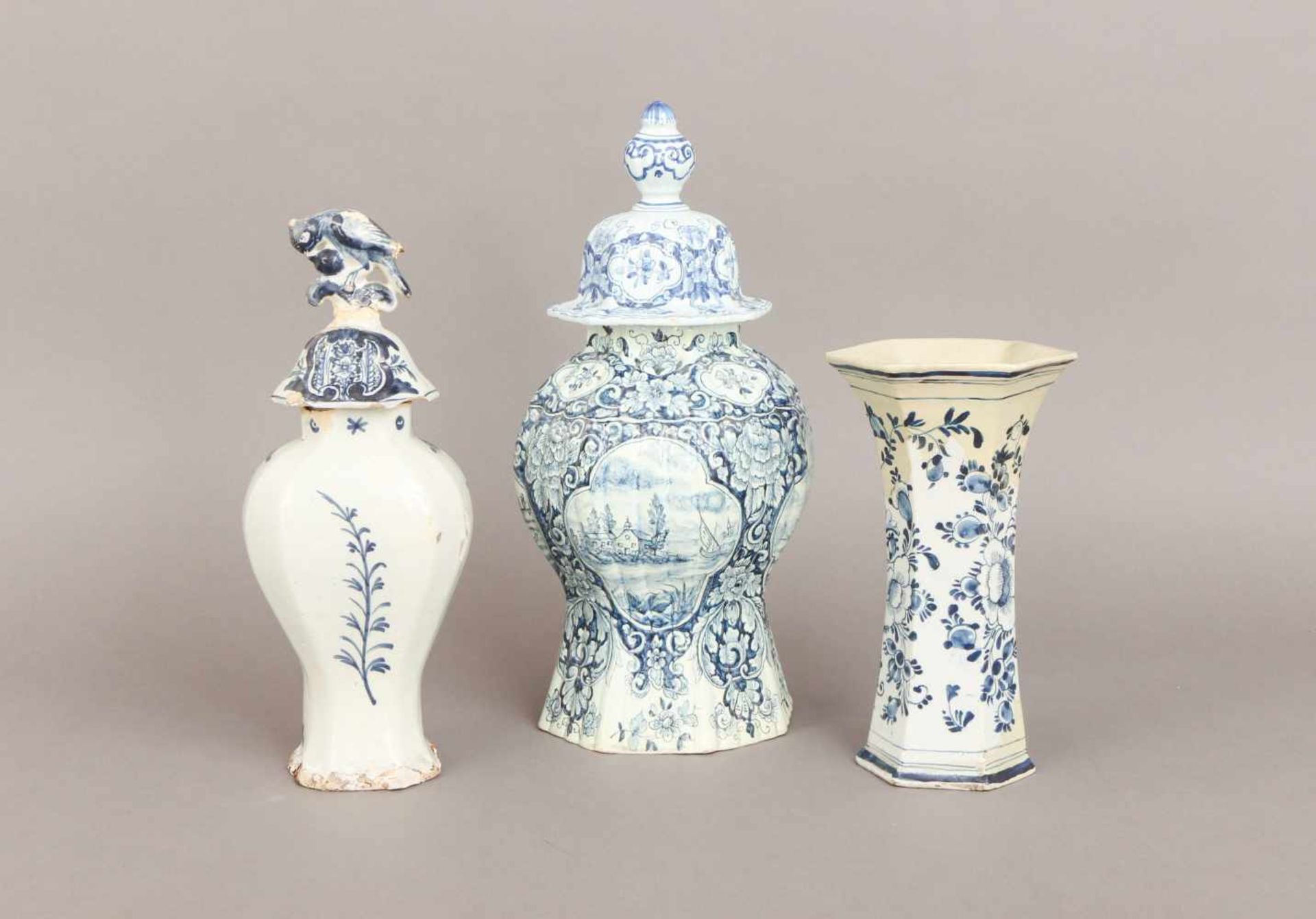3 frühe Delft Fayence-Gefäße des 18./19. Jahrhundertsbestehend aus Deckelvase, 6-Kant-Vase und - Bild 2 aus 5