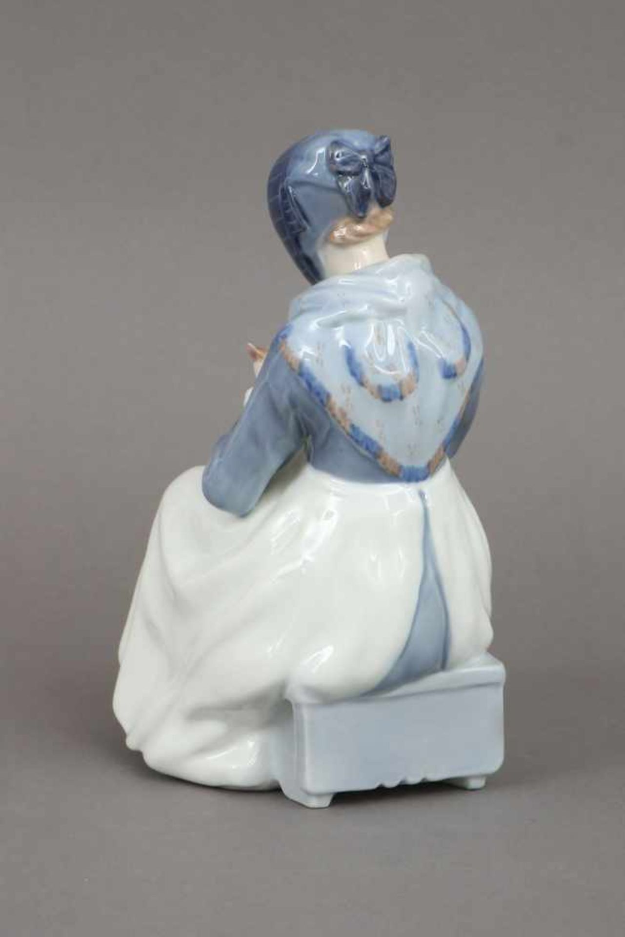 ROYAL COPENHAGEN Porzellanfigur ¨Amager Mädchen¨ (Modell 1317)Entwurf LOTTE BENTER aus dem Jahr - Bild 3 aus 4