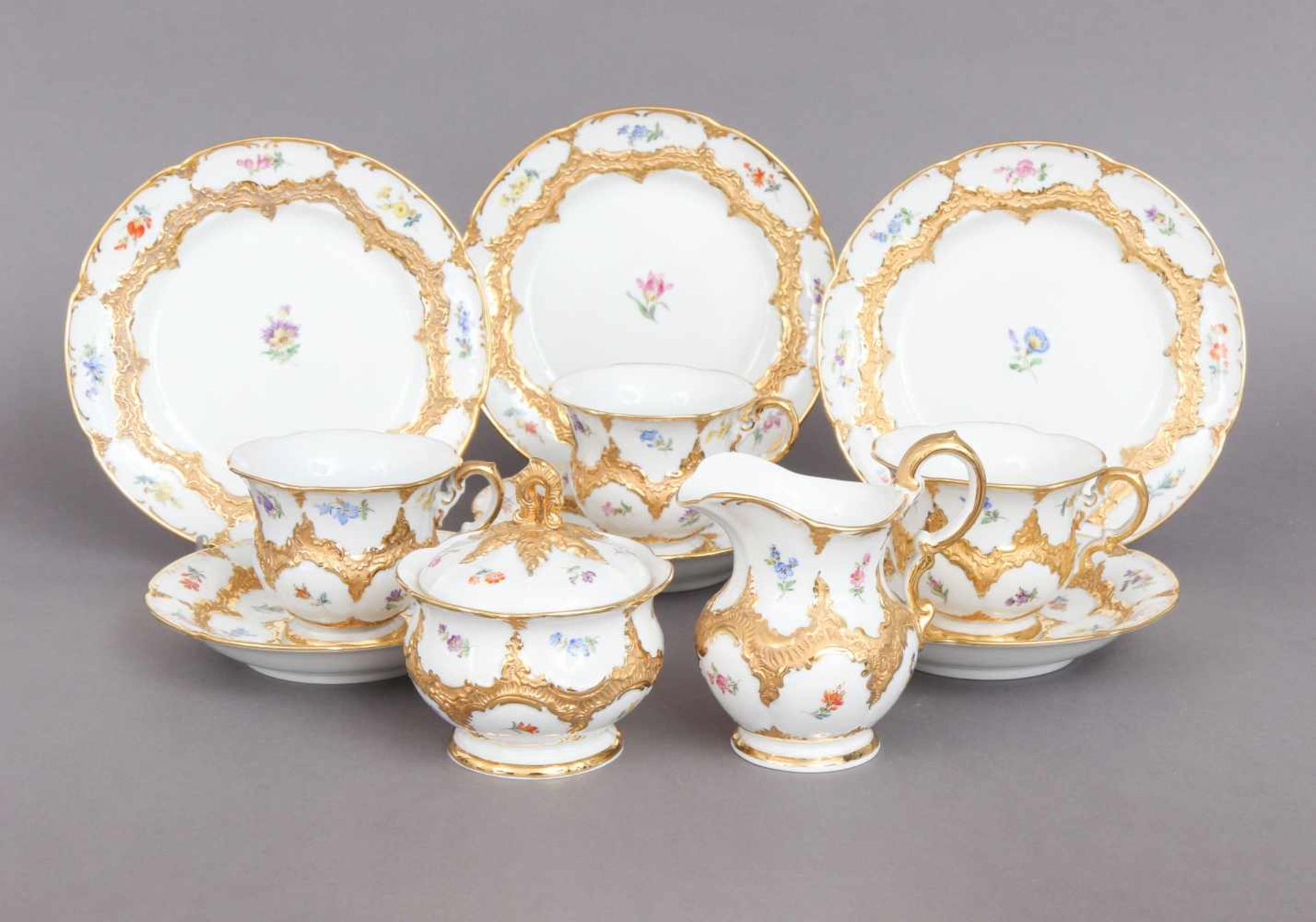 MEISSEN Kaffee-RestservicePrunkdekor mit Ätzgold-Staffage und Streublümchenmalerei, ¨B-Form¨, 2