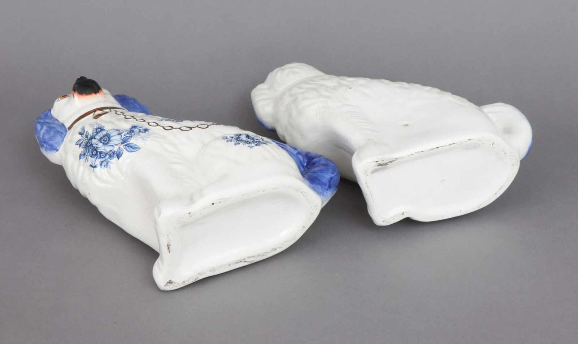 Paar Staffordshire Keramik-Hundewohl um 1920/30, hell glasiert, blaue Farbbemalung mit etwas - Image 2 of 2