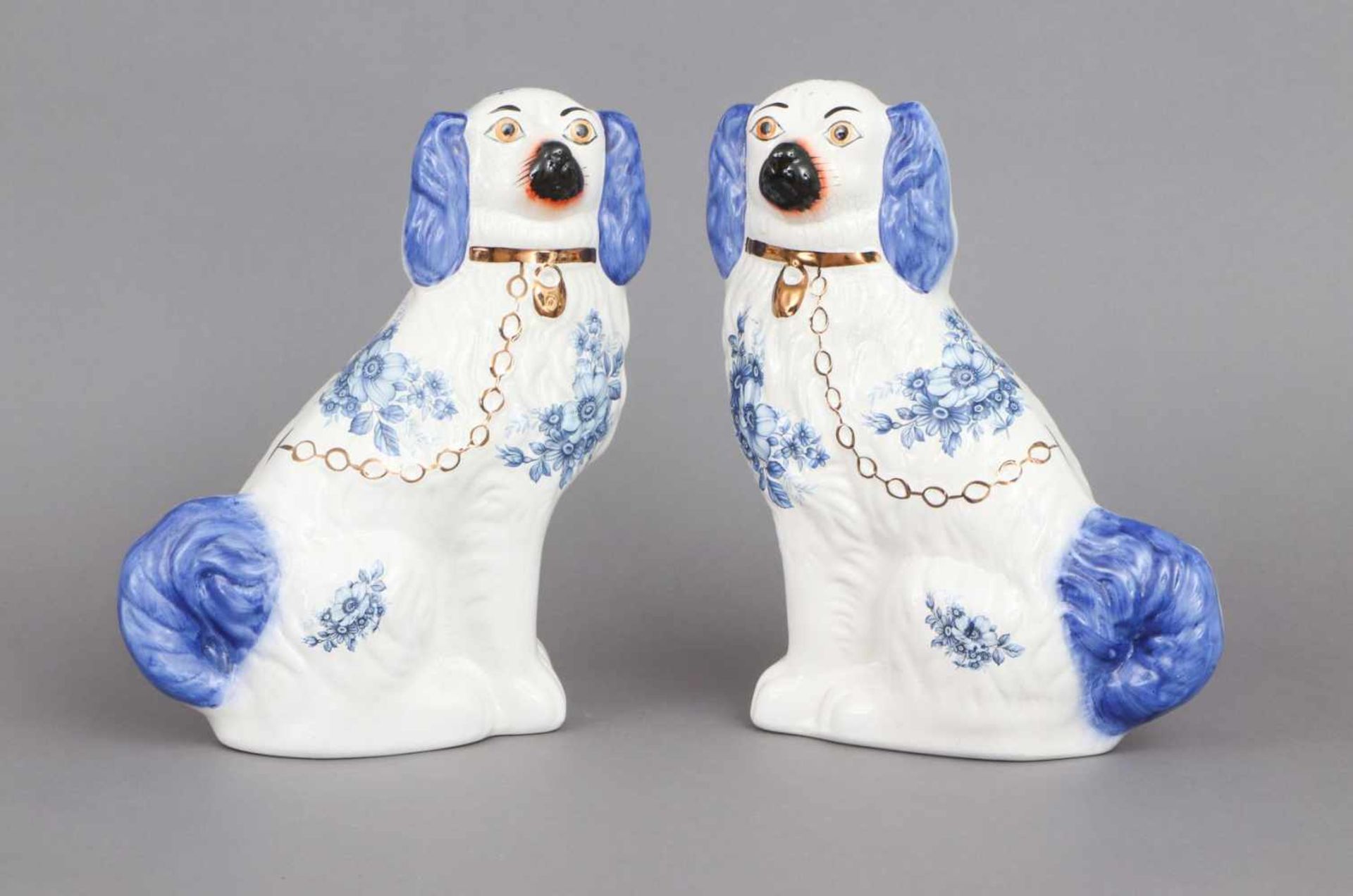 Paar Staffordshire Keramik-Hundewohl um 1920/30, hell glasiert, blaue Farbbemalung mit etwas
