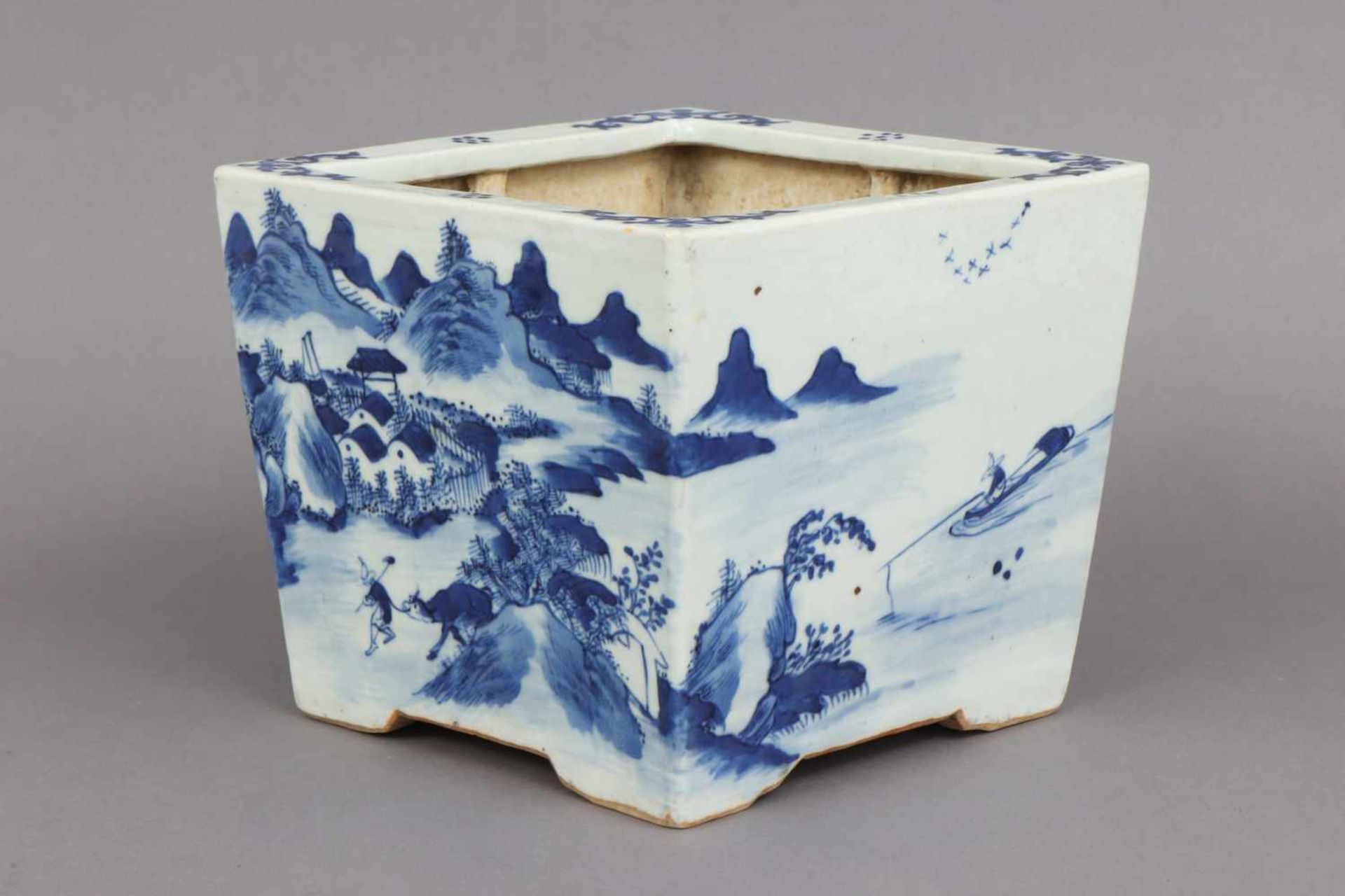 Chinesische Bonsai-Pflanzschale im Stile MingPorzellan, wohl 19. Jhdt., eckiger Korpus, allseitig - Bild 2 aus 4