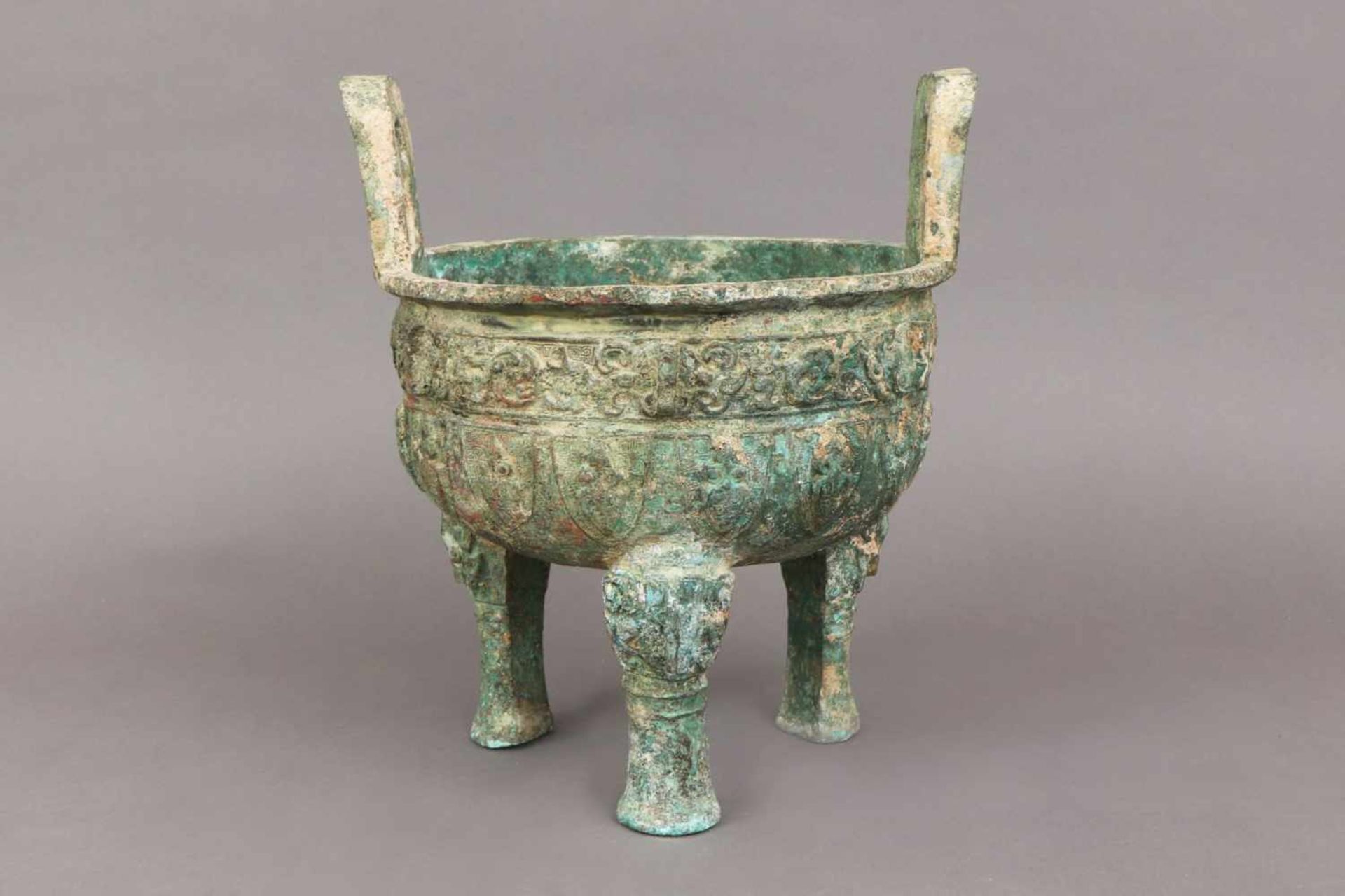Chinesisches Ding im archaischen StilBronze, grün patiniert, Tripod-Form, runde, tiefe