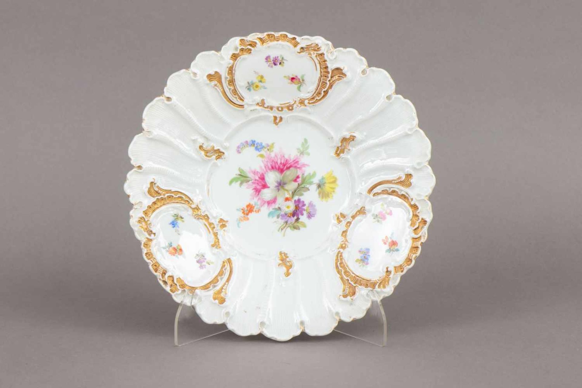 MEISSEN Prunk-Relieftellerum 1850-1924, Muschelrelief, 3 Kartuschen mit Rocailledekor mit