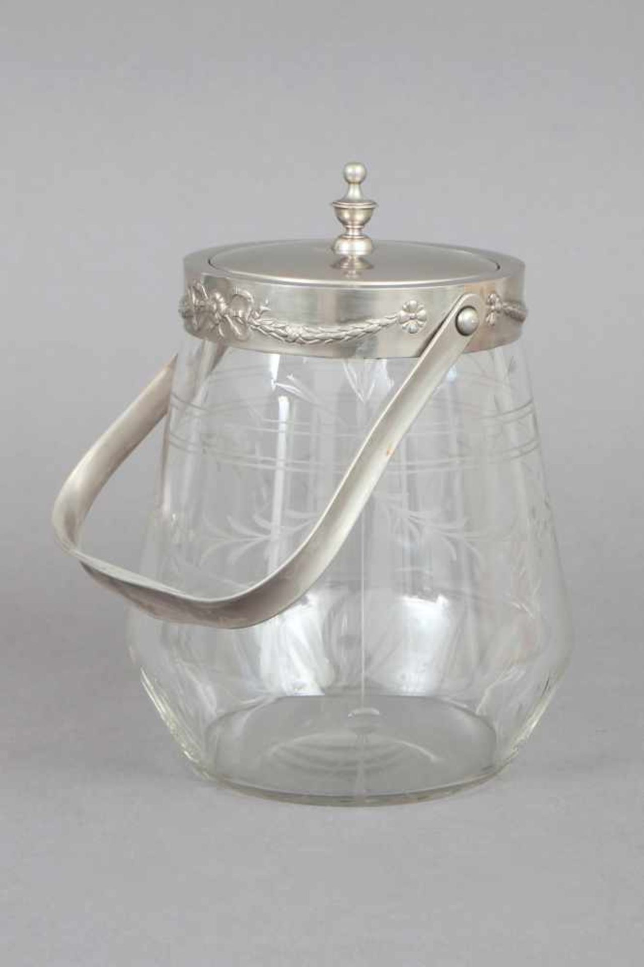 Jugendstil KeksdoseGlas und Metall, um 1920, farbloser Glaskorpus mit Floral- und Ananasschliff,