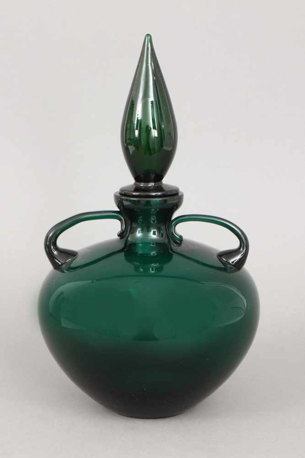 Glaskaraffe mit zapfenförmigem Stopfenunbekannte Manufaktur, um 1960, grünes Glas, kugelförmiger