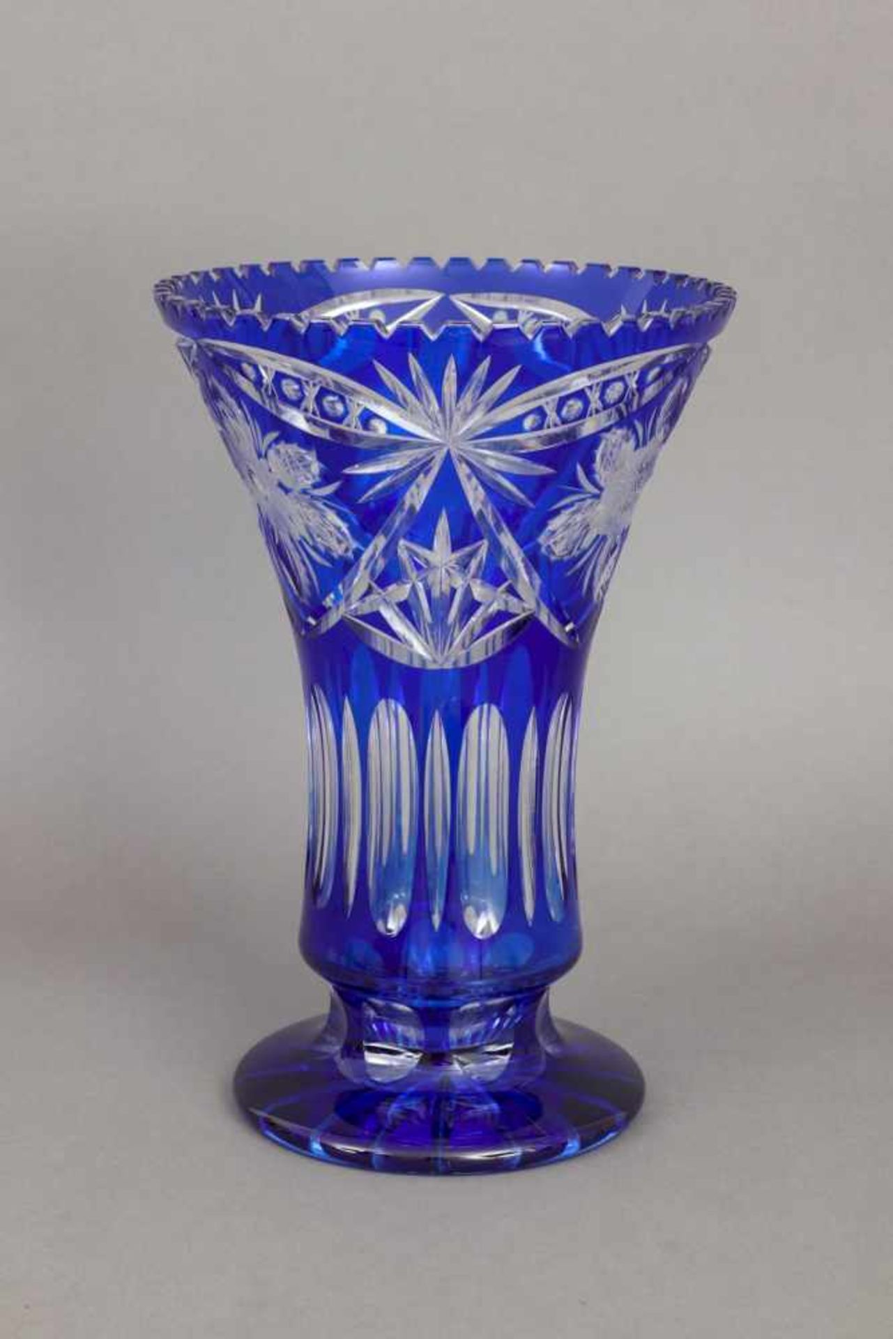 Kristall-VaseTrompetenform mit gezacktem Mündungsrand, blau überfangene Wandung, Floral-, Kerb-