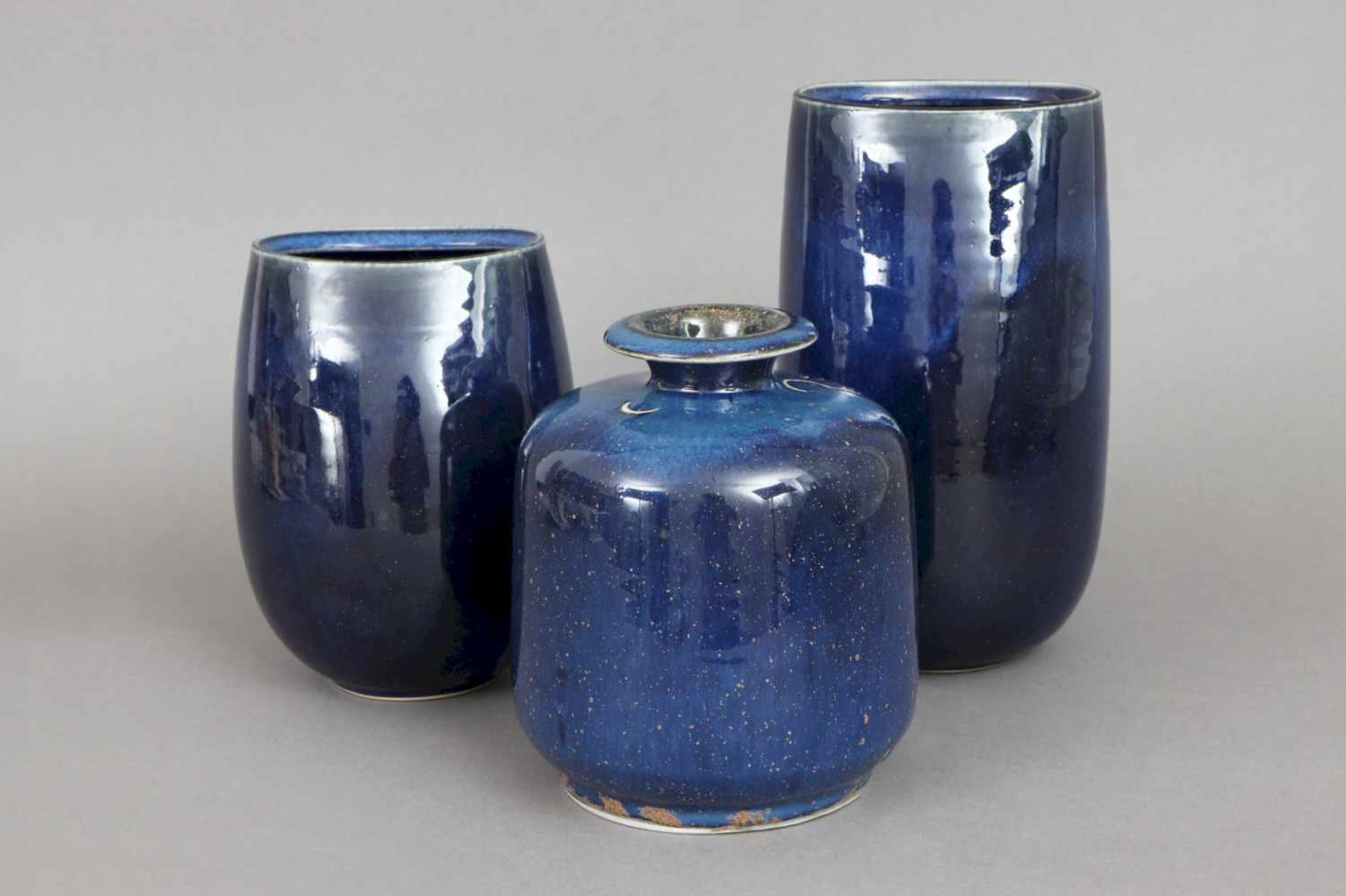 3 Keramik Vasen20. Jhdt., bestehend aus 1 kegelförmigen Vase mit ausgestellter Mündung und 2 hoch-