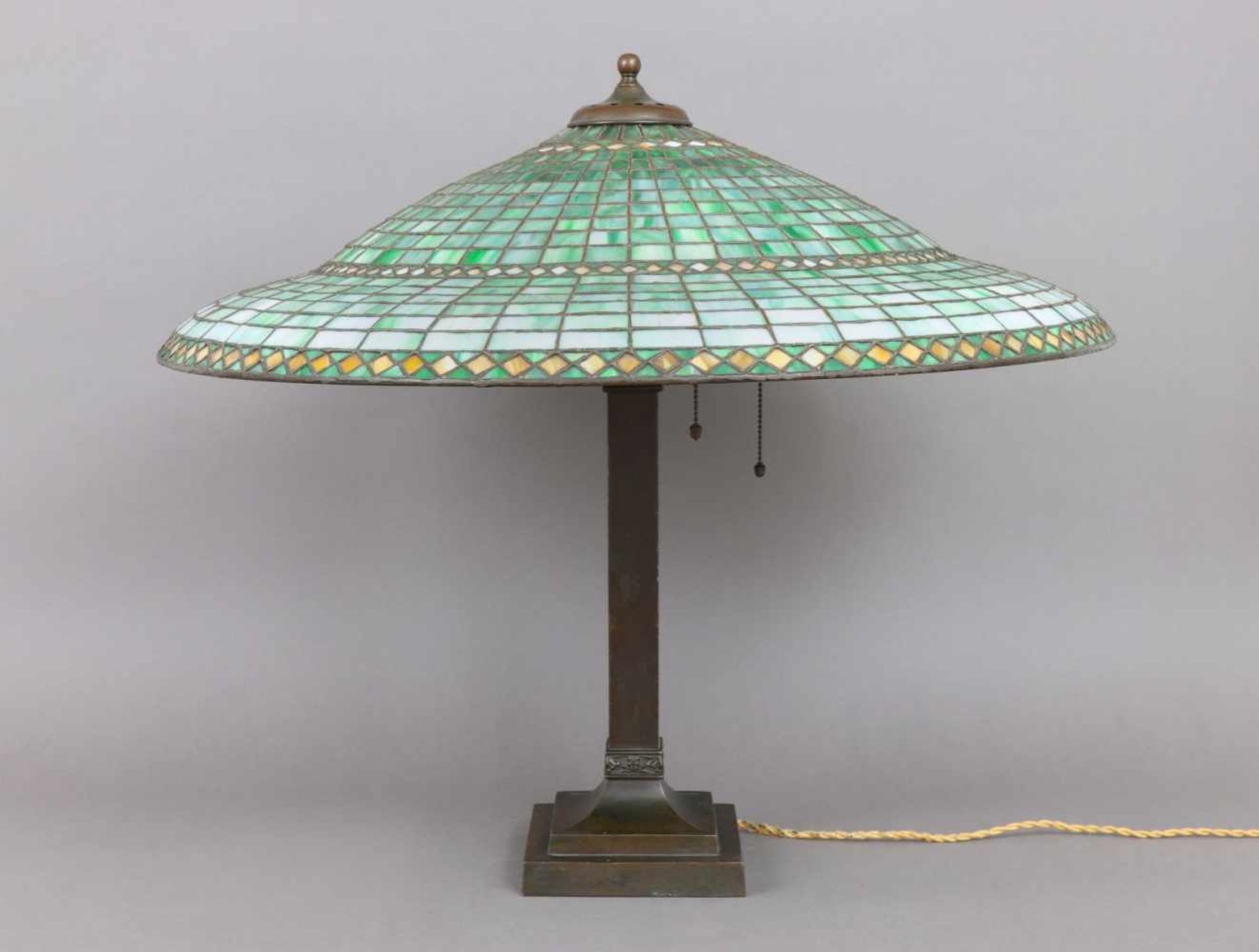 Jugendstil Tischlampe im Stile Tiffanyum 1910/20, pilzförmiger Schirm mit grün-weißer Glasmosaik