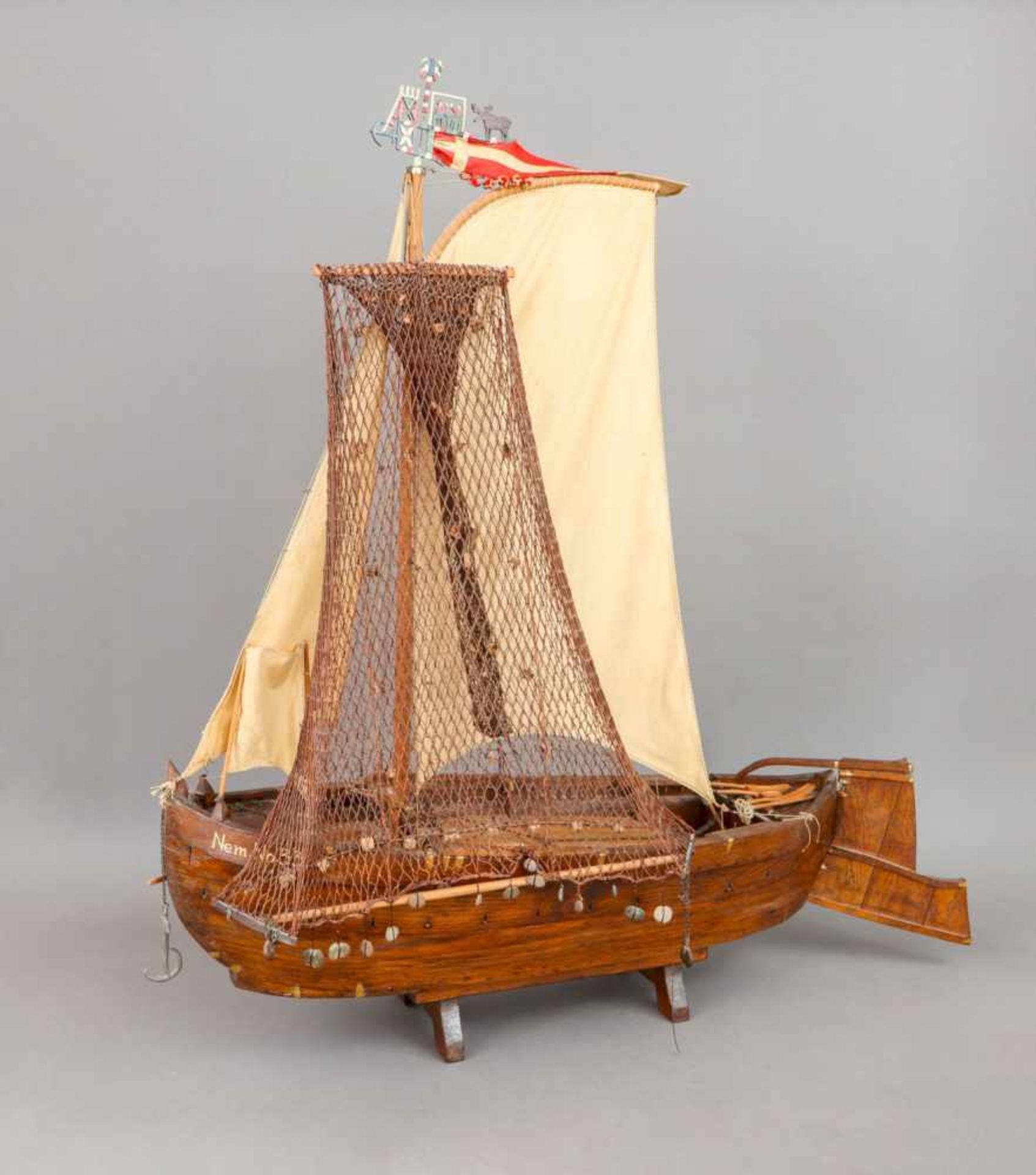 Modell eines Küstenseglers (Fischerboot)Rumpf Eichenholz, dunkel gebeizt Segel Leinen,