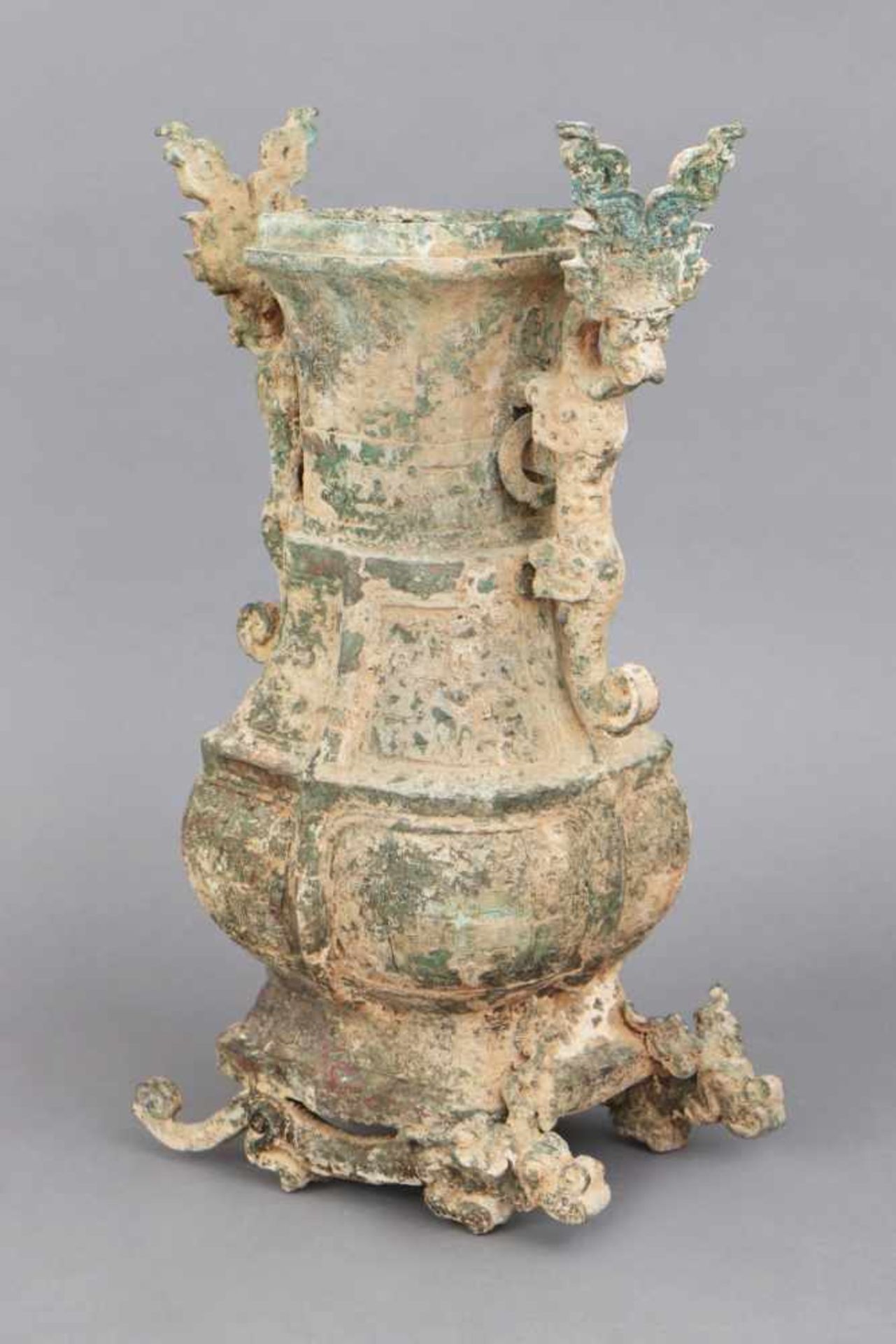 Großes chinesisches Bronze-Ritualgefäß/Weinkanne im Stile der Shang-Dynastiegrün patiniert, Alter