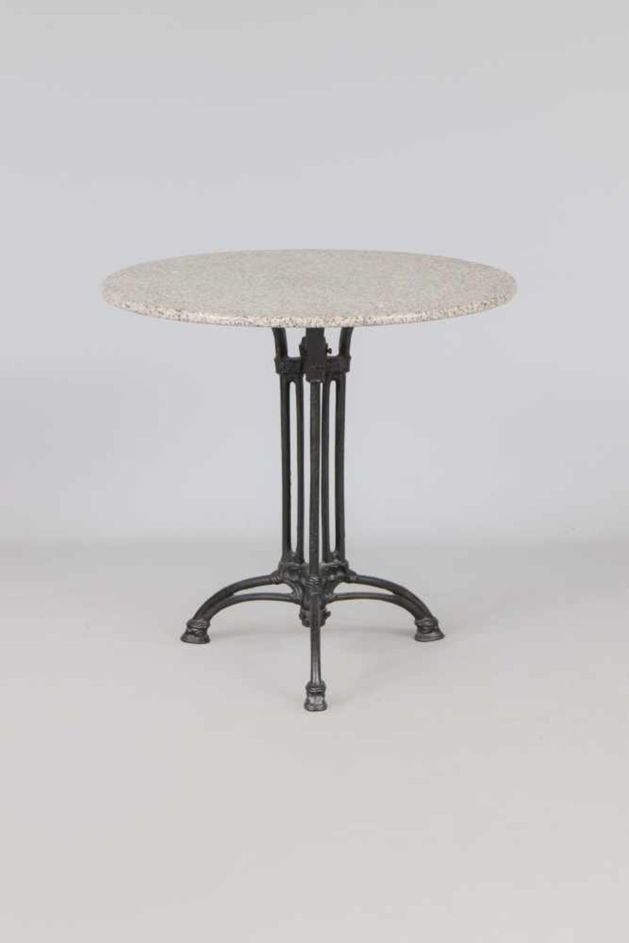 Französischer Garten-/Bistro-Tischrunde, grau-weiß gesprenkelte Granit-Platte auf 3-beinigem